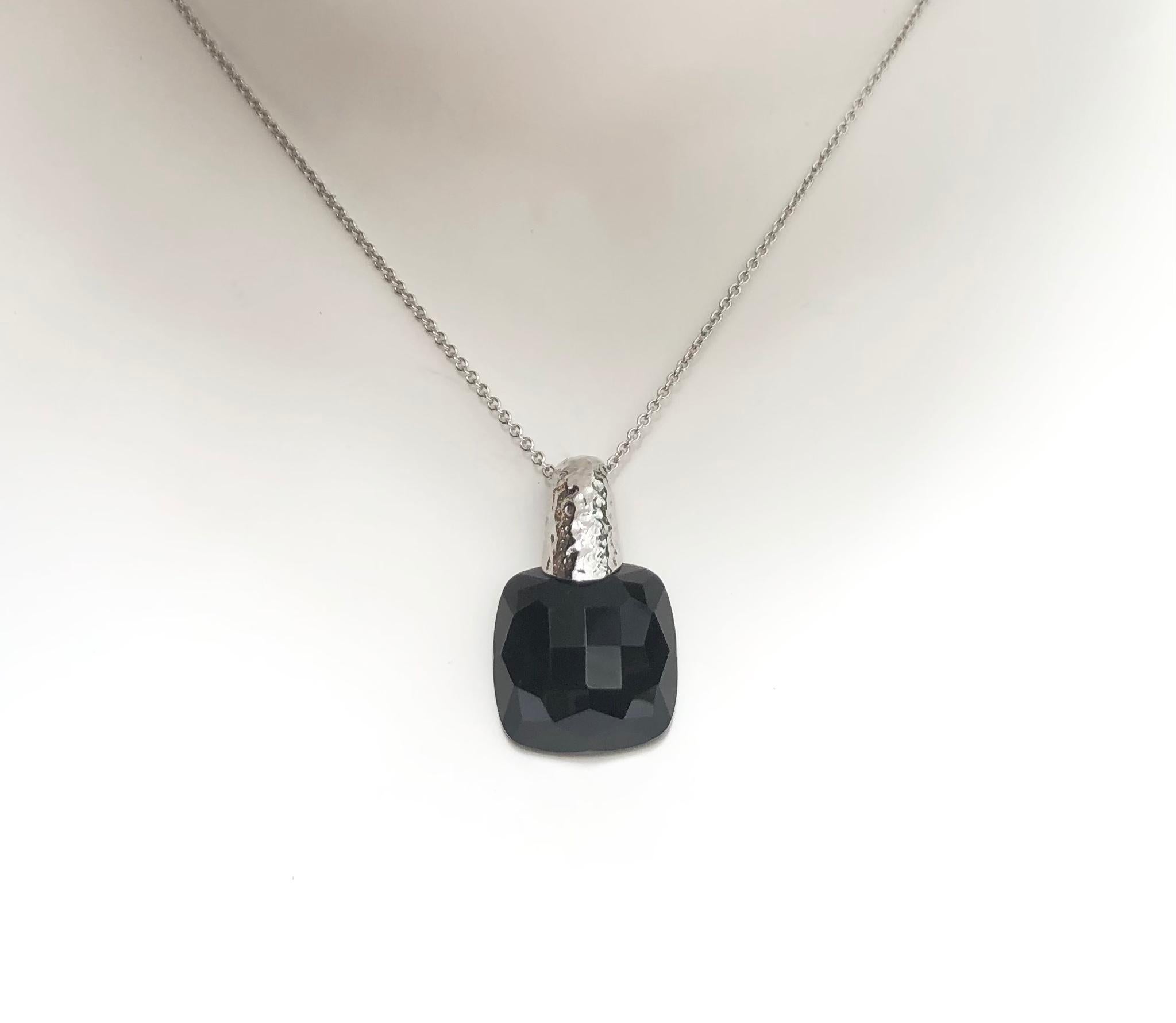 Onyx Pendant set in 18 Karat White Gold Settings
(chain not included)

Width:  1.6 cm 
Length: 2.5 cm
Total Weight: 5.26 grams

