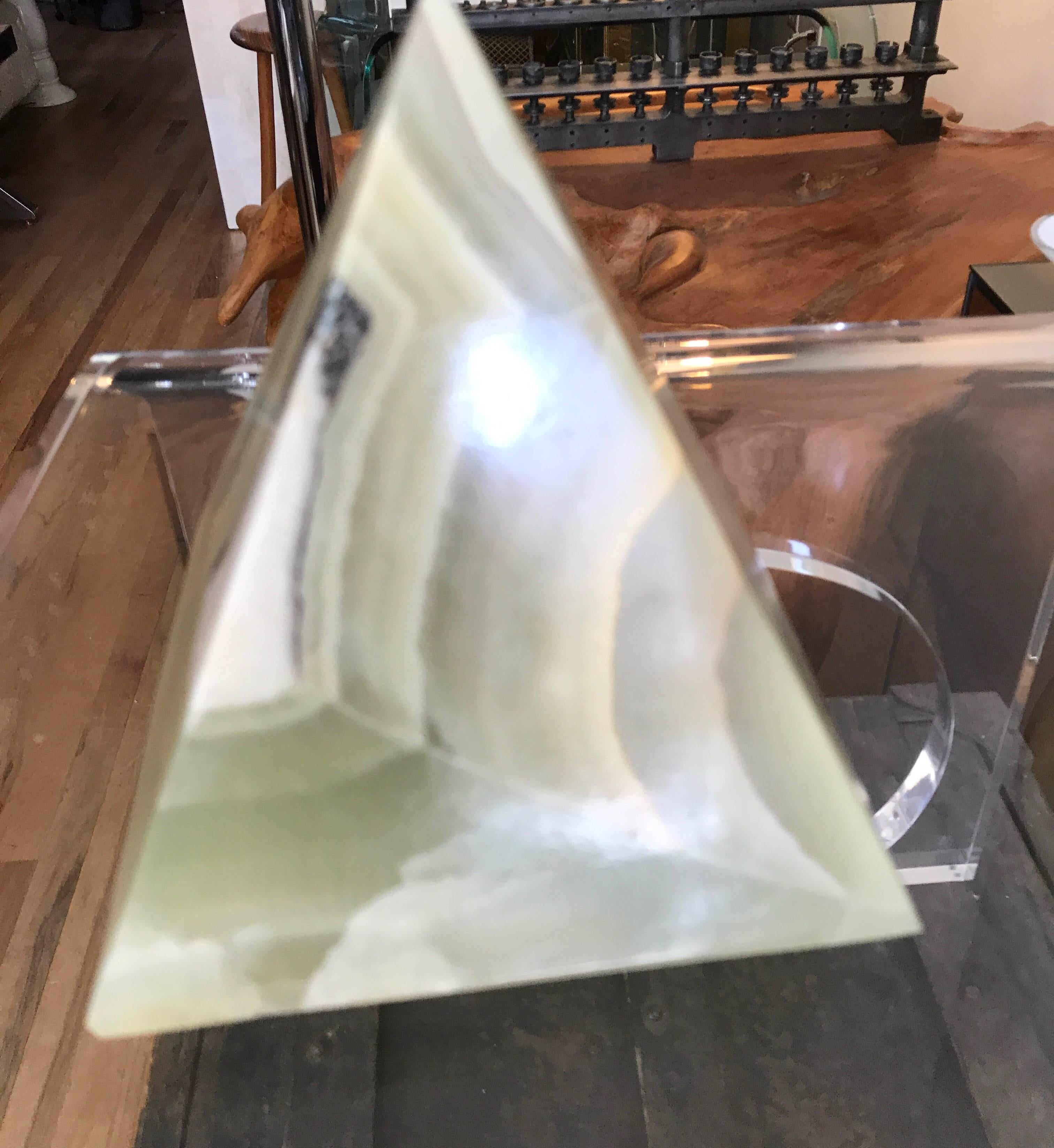 Sculpté Pyramide en onyx Objet décoratif de table