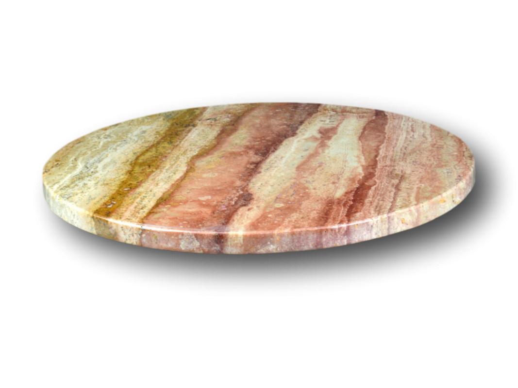 Lazy Susan scolpito in pietra d'onice con sfumature di rosso, rosa e beige.


