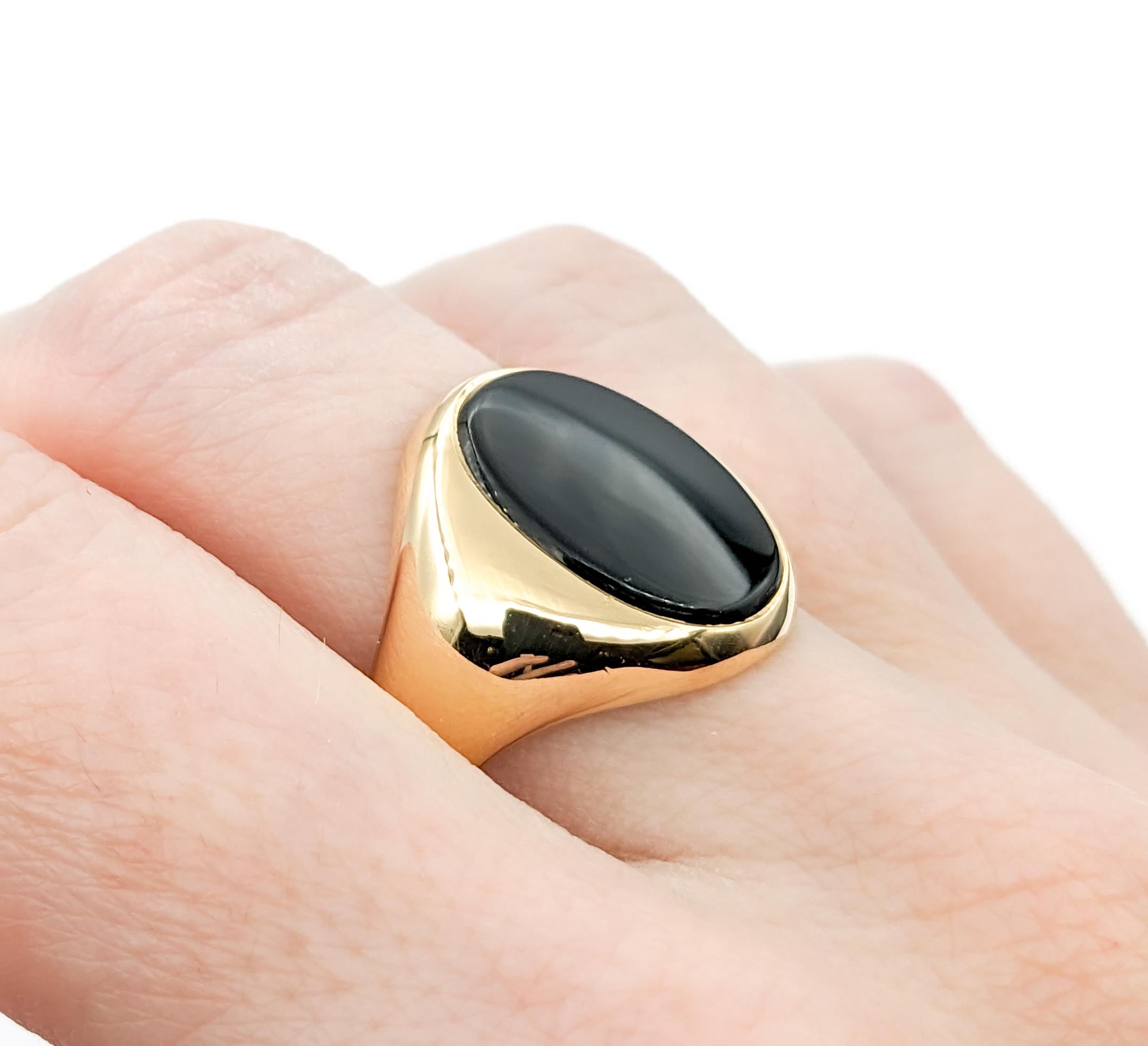 Round Cut Onyx Ring In yellow Gold For Sale