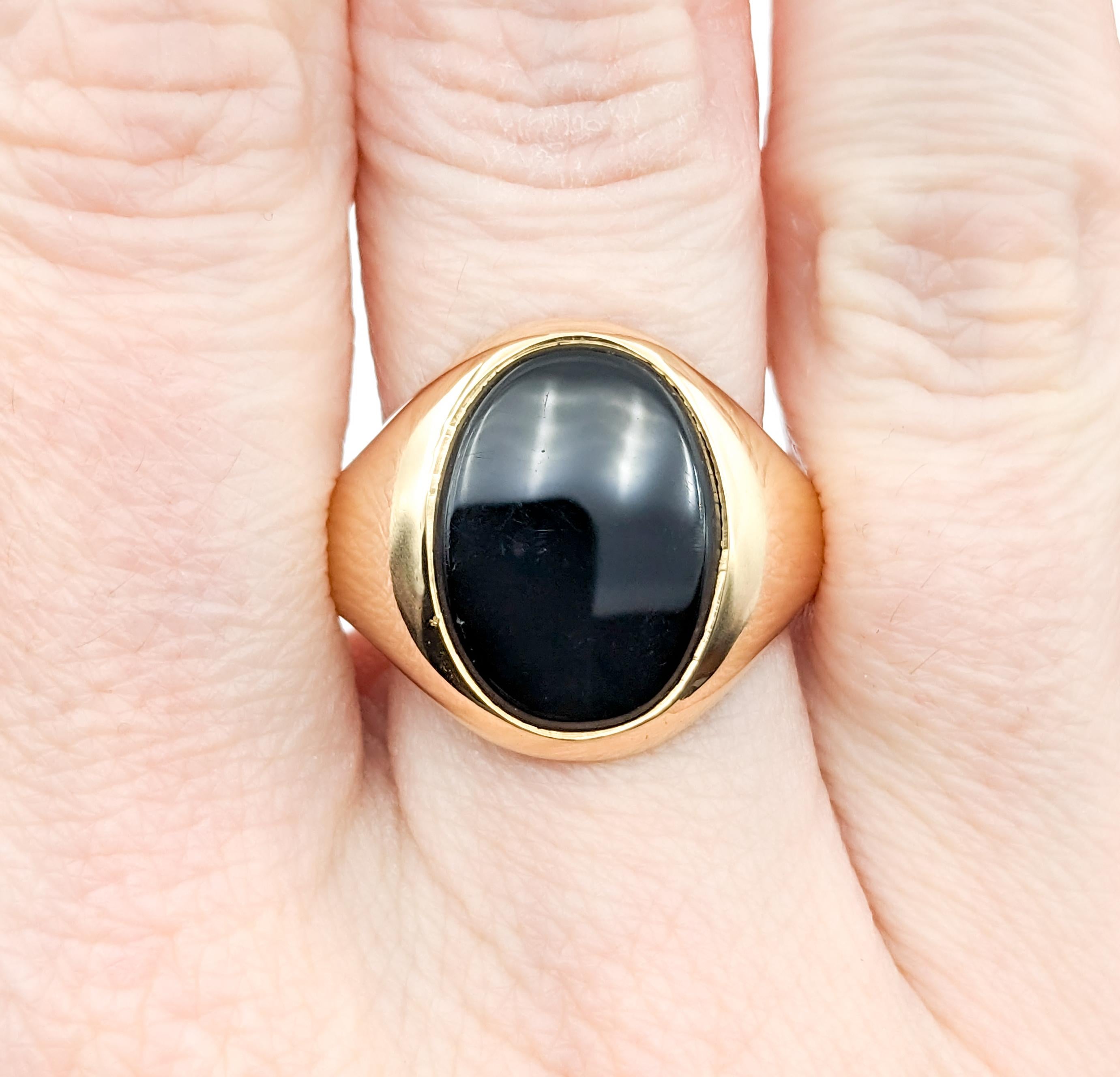 Onyx Ring In yellow Gold In Excellent Condition For Sale In Bloomington, MN