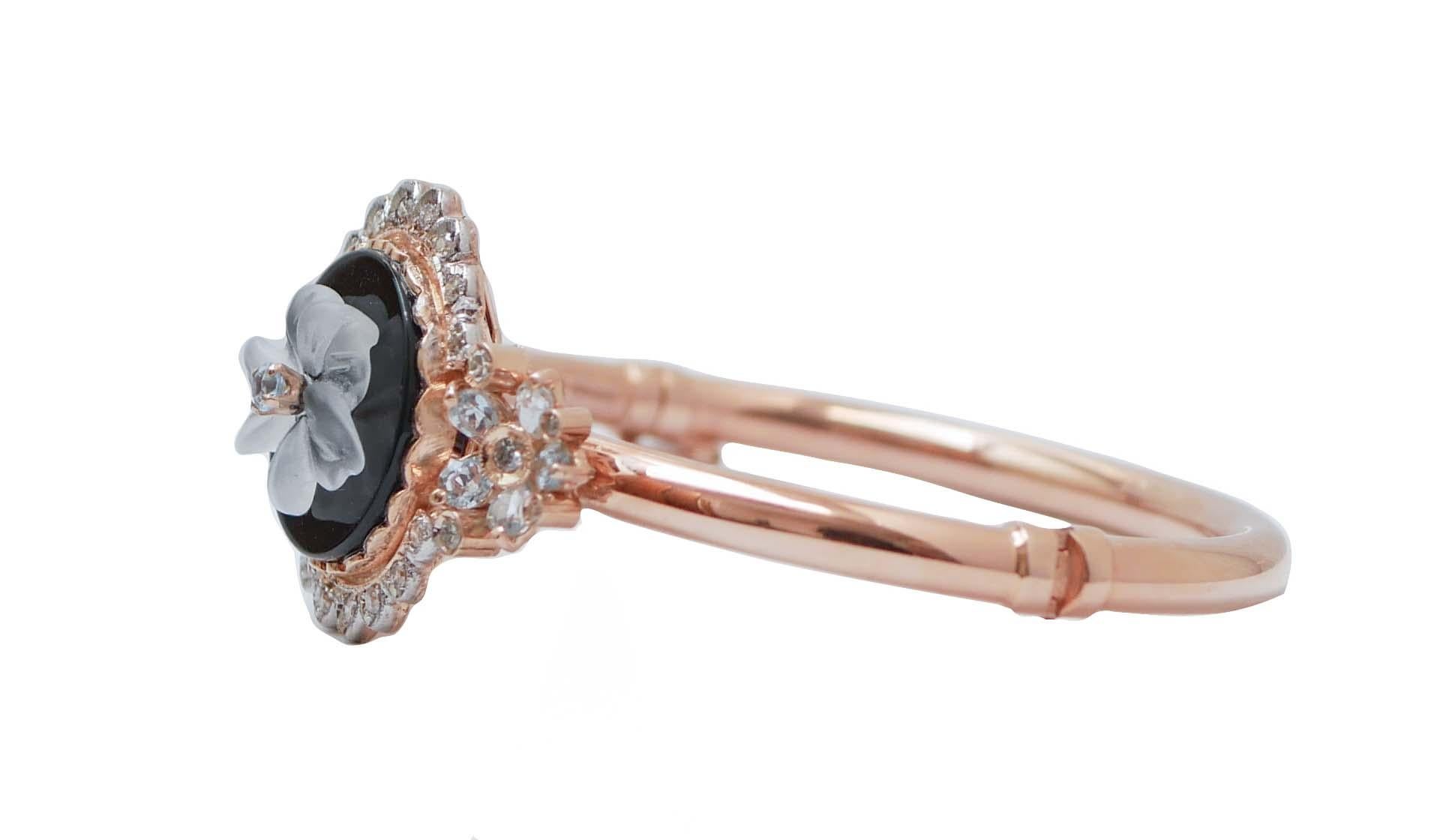 Amazing retrò bracelet in 9 kt rose gold and silver structure mounted with a central onyx with a flower of rock crystal surrounded by a frame of diamonds and two flowers of aquamarine.
This bracelet was totally handmade by Italian master goldsmiths