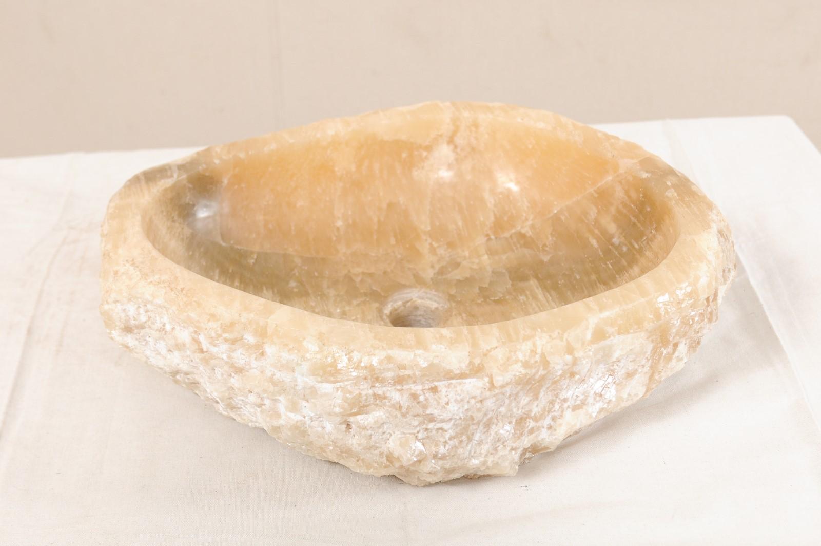 Sculpté Cheminée de salle de bains en onyx rocheux avec bord vif en vente