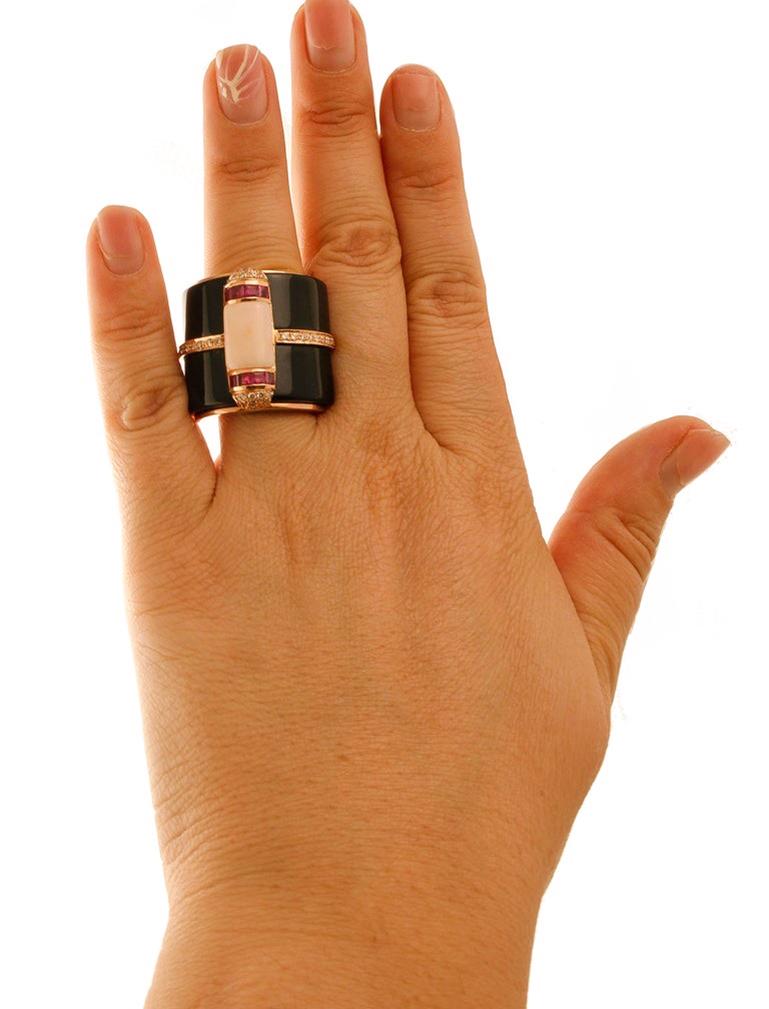 Onyx, Rubies, Diamonds, Pink Coral, 14 Karat Yellow Gold Vintage Ring In Good Condition In Marcianise, Marcianise (CE)