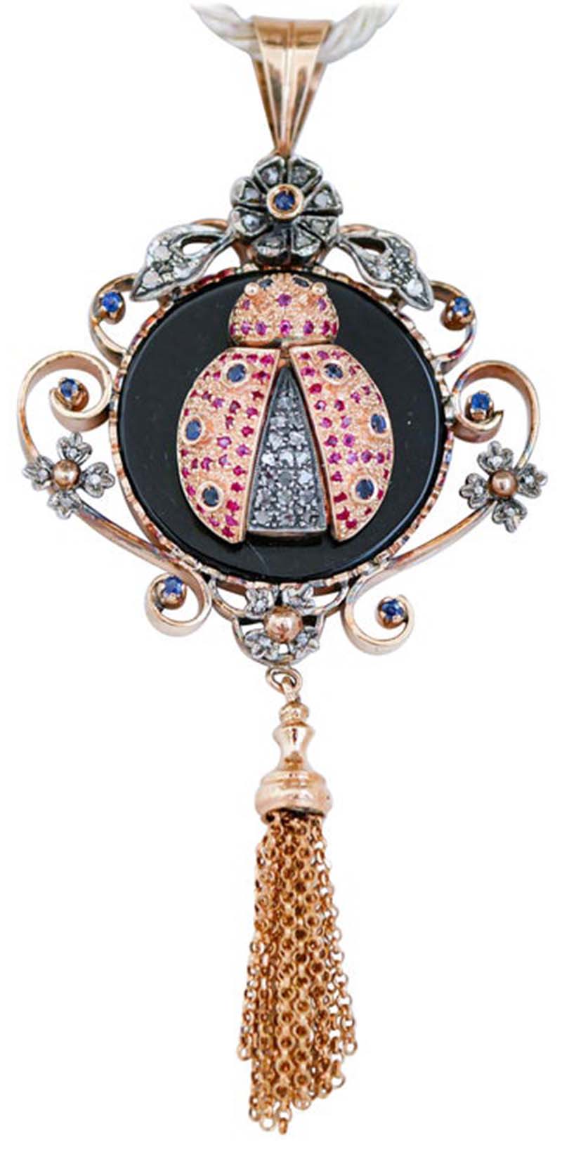 Onyx, rubis, saphirs, diamants, 14 carats  Collier à pendentifs en or et en argent.