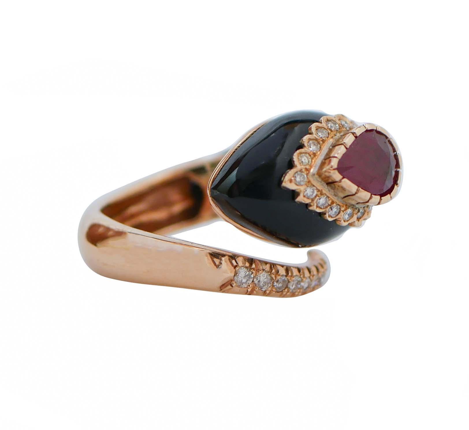 Beautiful snake shape fashion ring in 14K rose gold structurer covered with onyx, mounted with a drop ruby on the head surrounded by little diamonds. On the tail, diamonds.
Diamonds 0.53 ct
Ruby 1.92 ct
Onyx 2.70 gr
Total Weight 10.70 gr
R.F