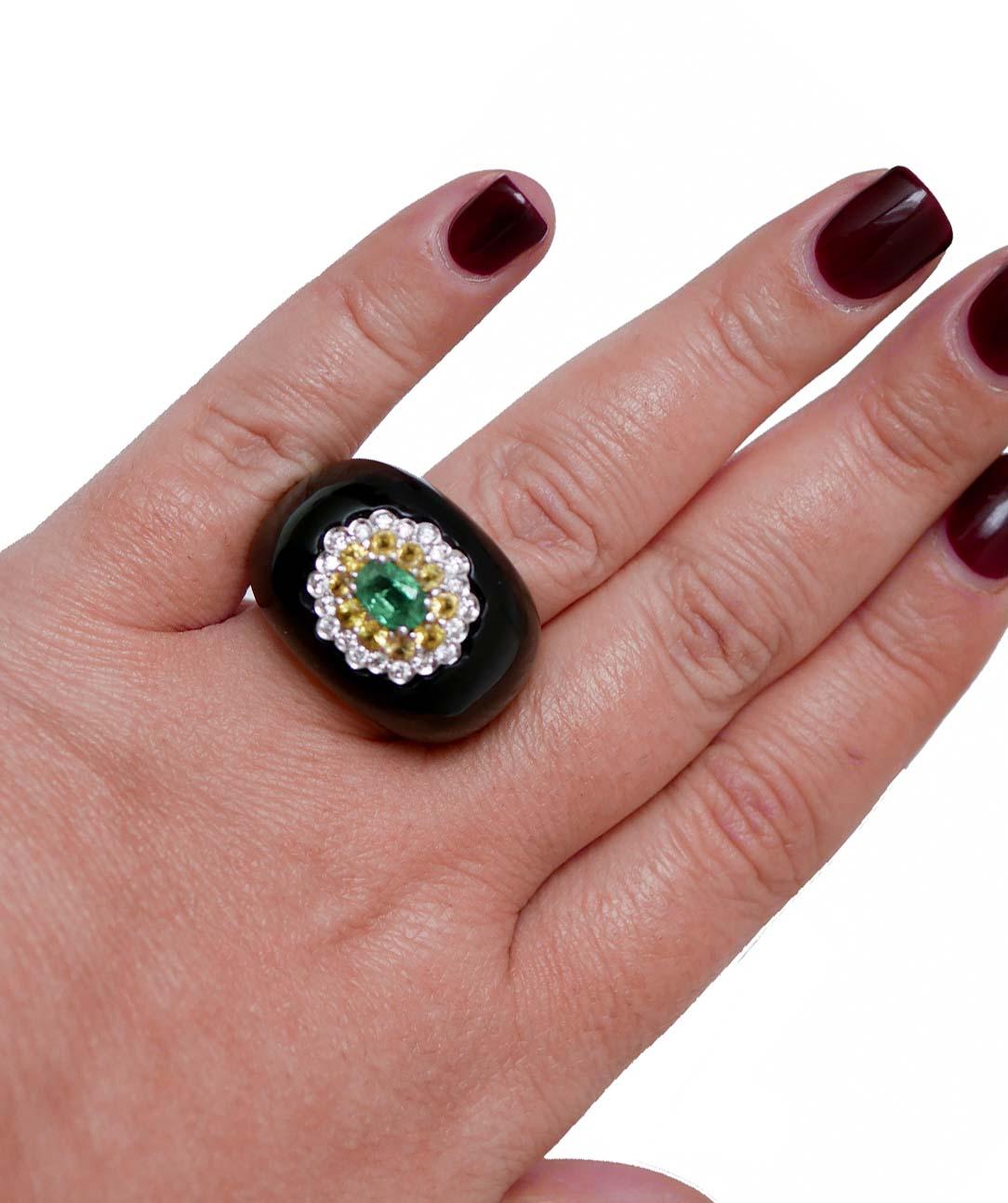 Onyx, Sapphires, Emerald, Diamonds, 14 Karat White Gold Ring. In Good Condition In Marcianise, Marcianise (CE)