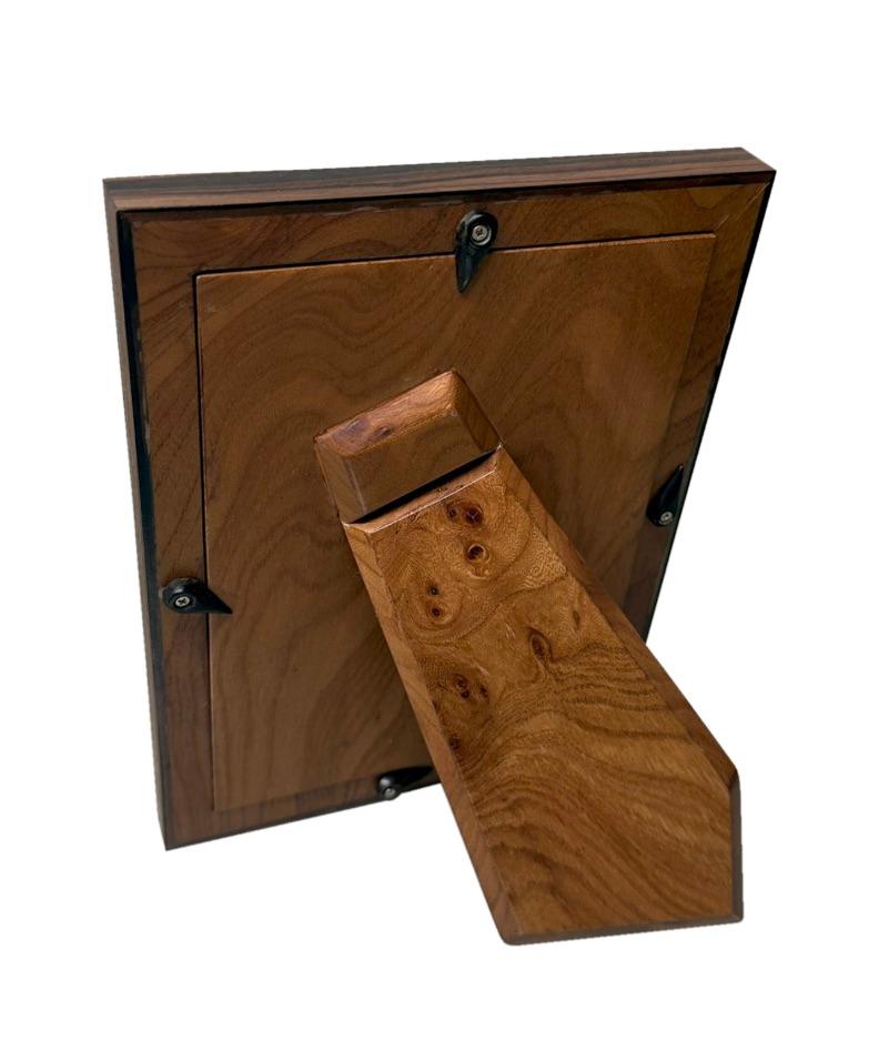 Ce cadre photo en galuchat d'Onyx rehausse les souvenirs qui vous sont chers en alliant l'élégance intemporelle à la texture moderne. Le cadre est enveloppé d'un riche galuchat et ajoute de la profondeur et de la dimension à toute table, console ou