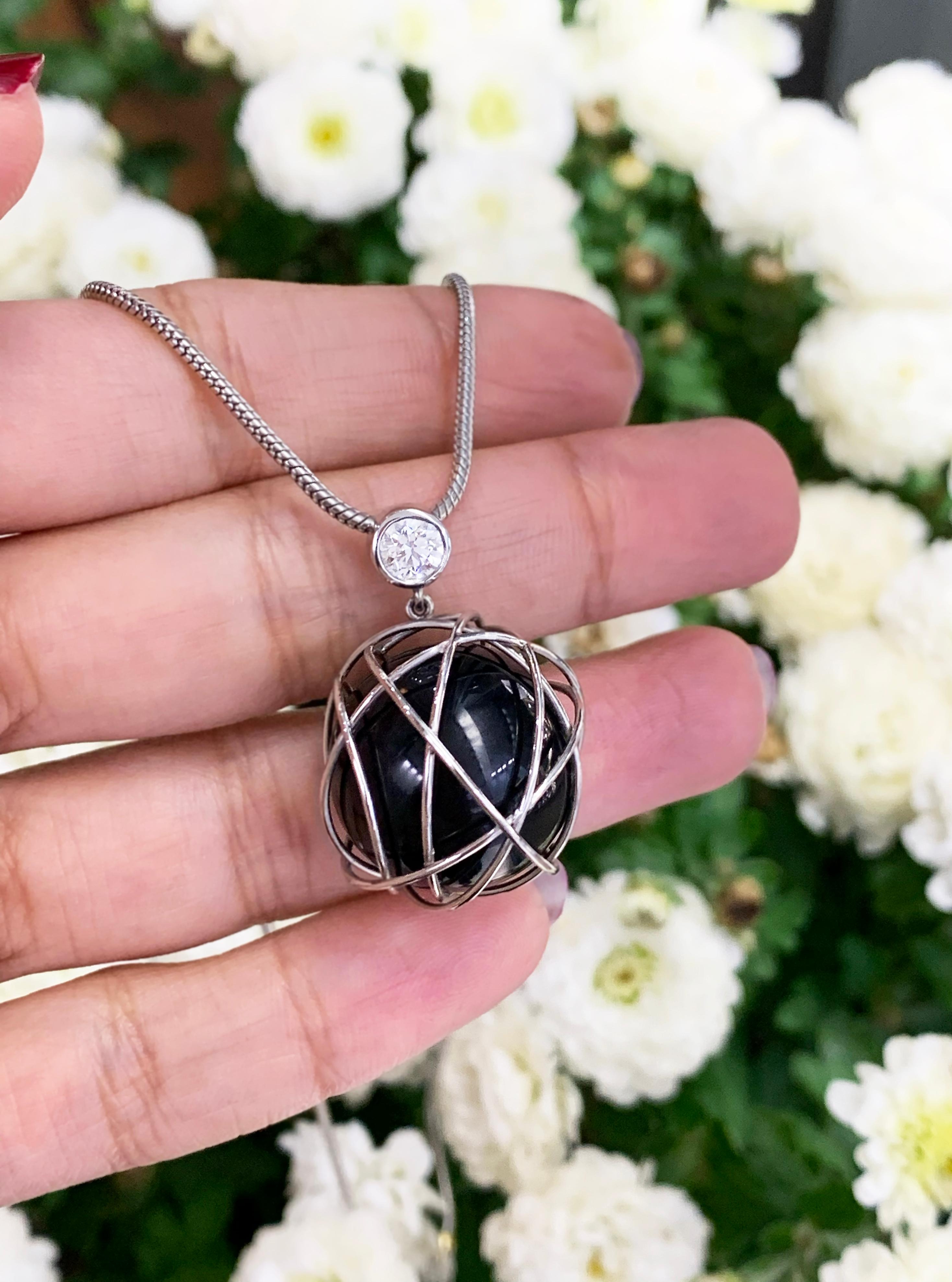 Anhänger und Kette aus Platindraht mit Onyxkugel und Diamant (Brillantschliff)
