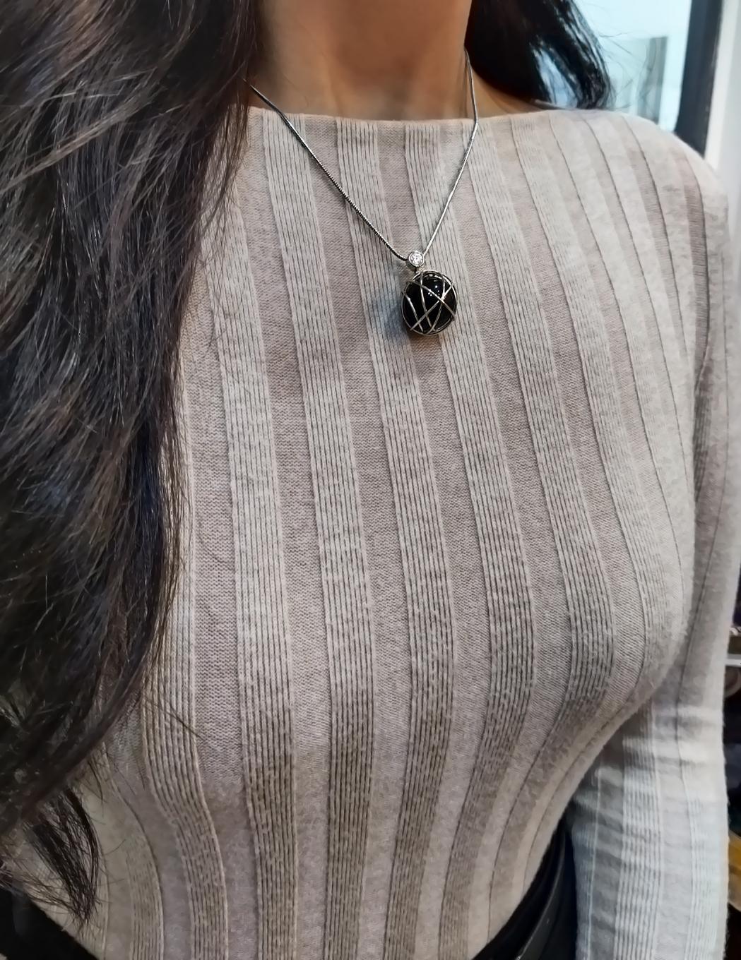 Anhänger und Kette aus Platindraht mit Onyxkugel und Diamant im Zustand „Hervorragend“ in London, GB