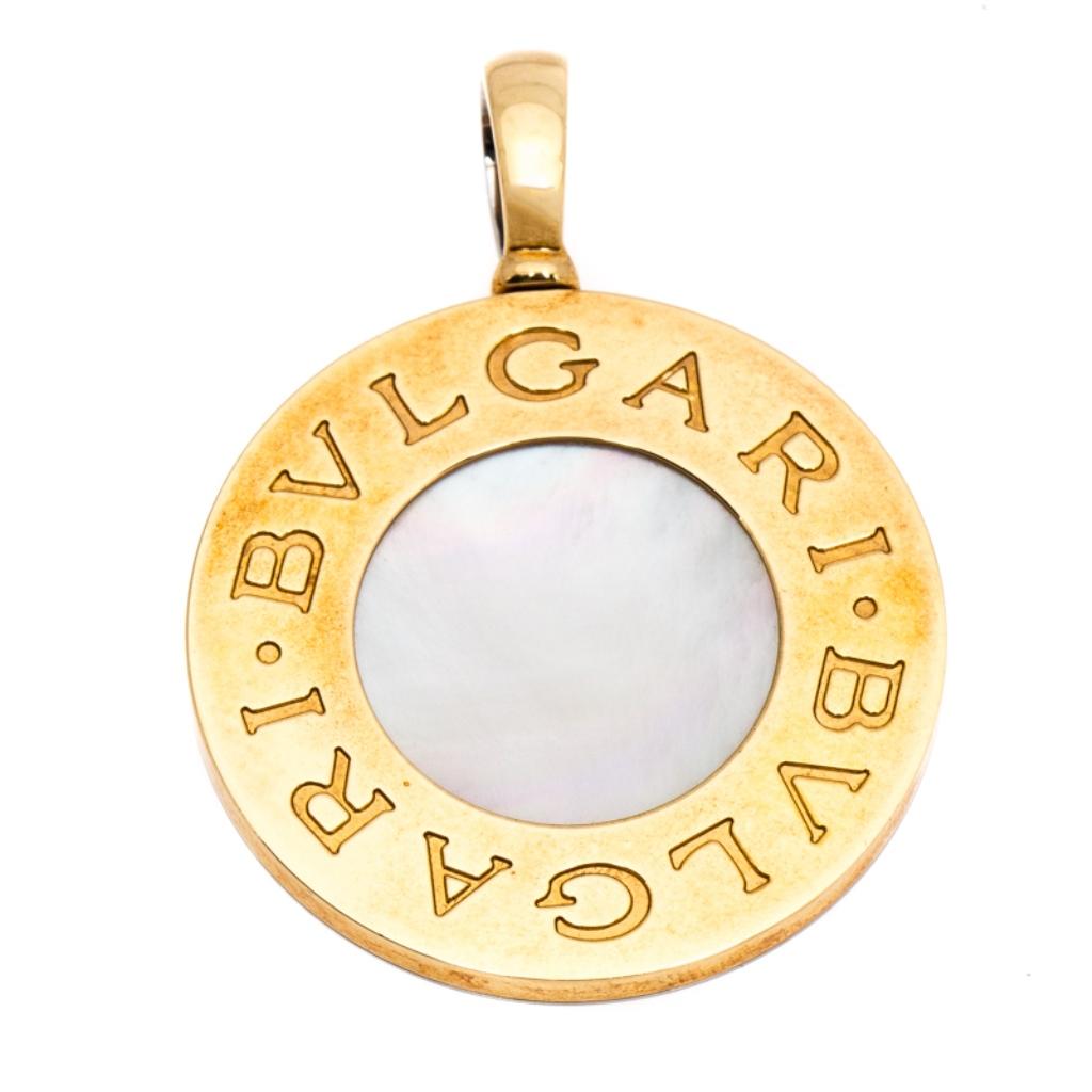 Highlight your neck with this one of a kind unique pendant from Bvlgari. Designed in a basic round shape, this pendant comes with onyx laid on the stainless steel side and Mother of Pearl on the 18k yellow gold side, giving both sides a luxe finish.