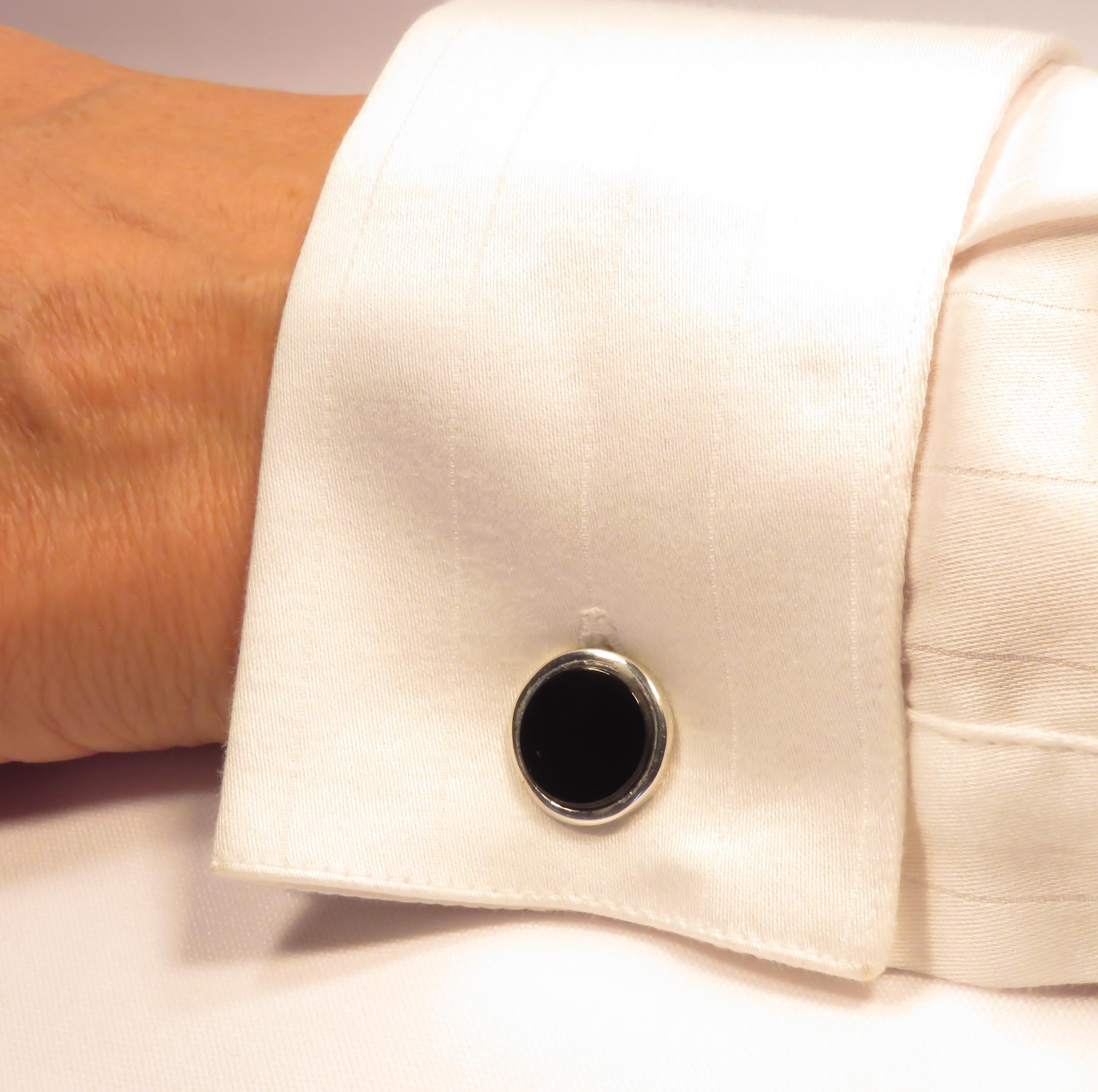 Elegant cufflinks crafted in sterling silver with two natural onyx circles and bullet back toggle. The onyx dimension is: 12 mm / 0.472 inches. Marked with the Italian silver mark 925 and Botta Gioielli brandmark 716MI. 

Handcrafted in: 925