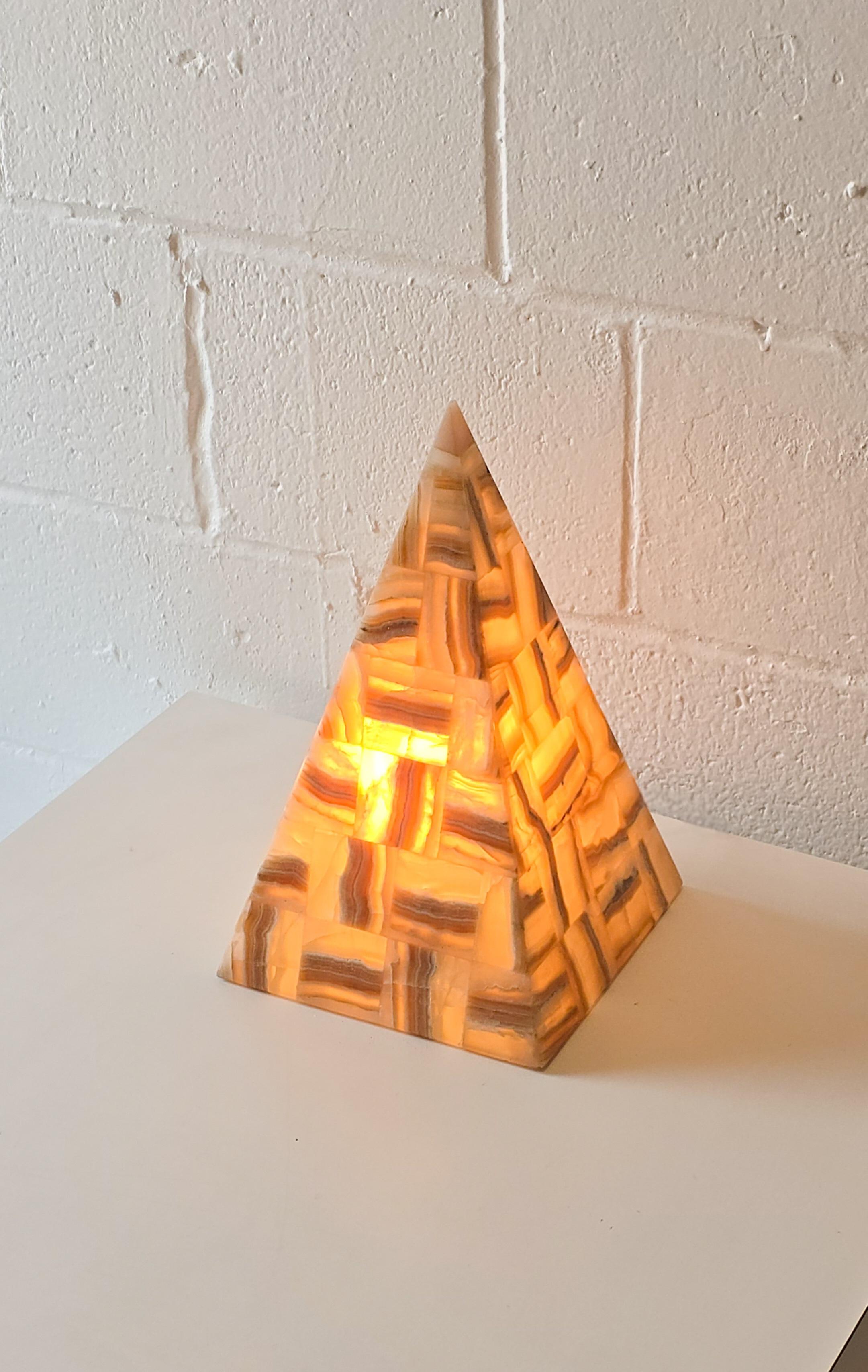 Lámpara de mesa en forma de pirámide de piedra de ónice Posmoderno en venta