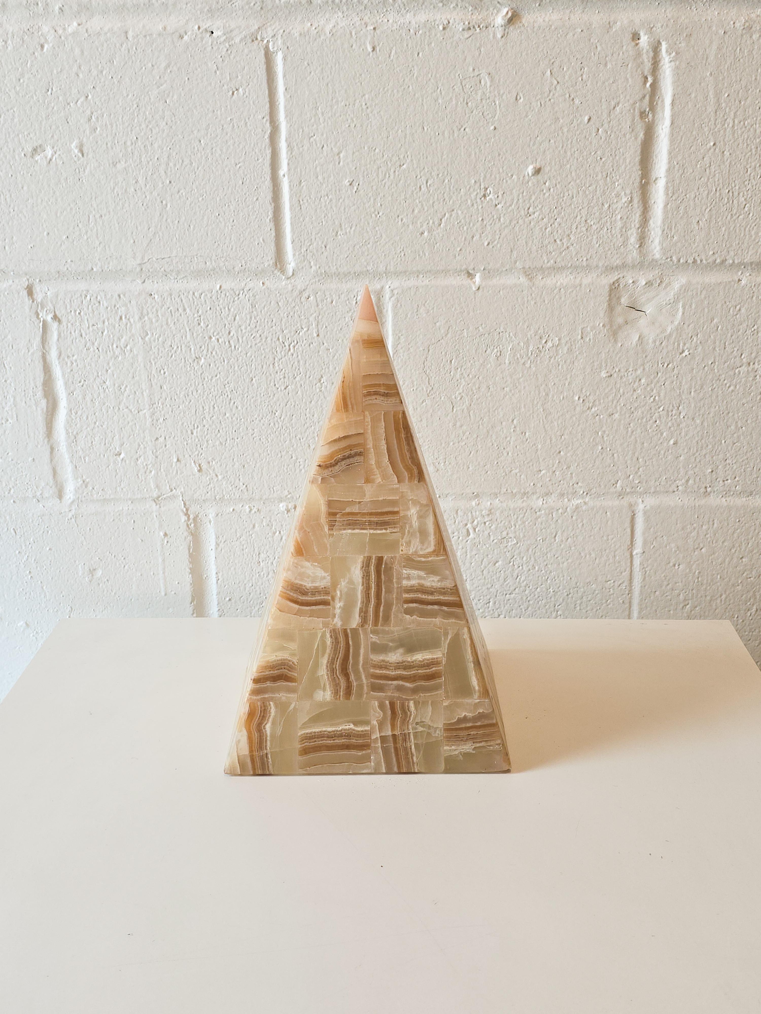 Lámpara de mesa en forma de pirámide de piedra de ónice en Bueno estado para la venta en Toronto, ON