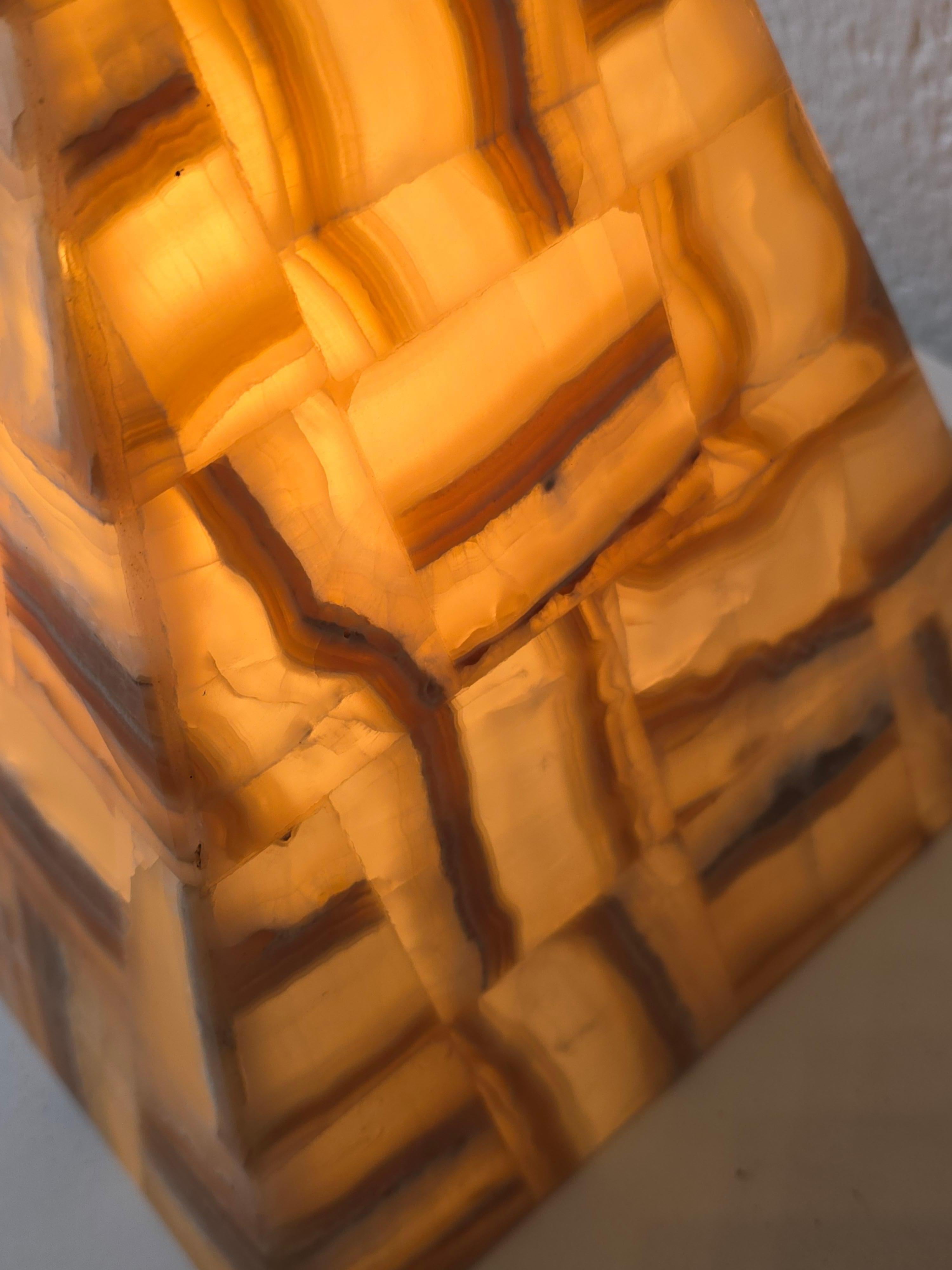 Lámpara de mesa en forma de pirámide de piedra de ónice Piedra en venta