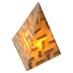 Lámpara de mesa en forma de pirámide de piedra de ónice