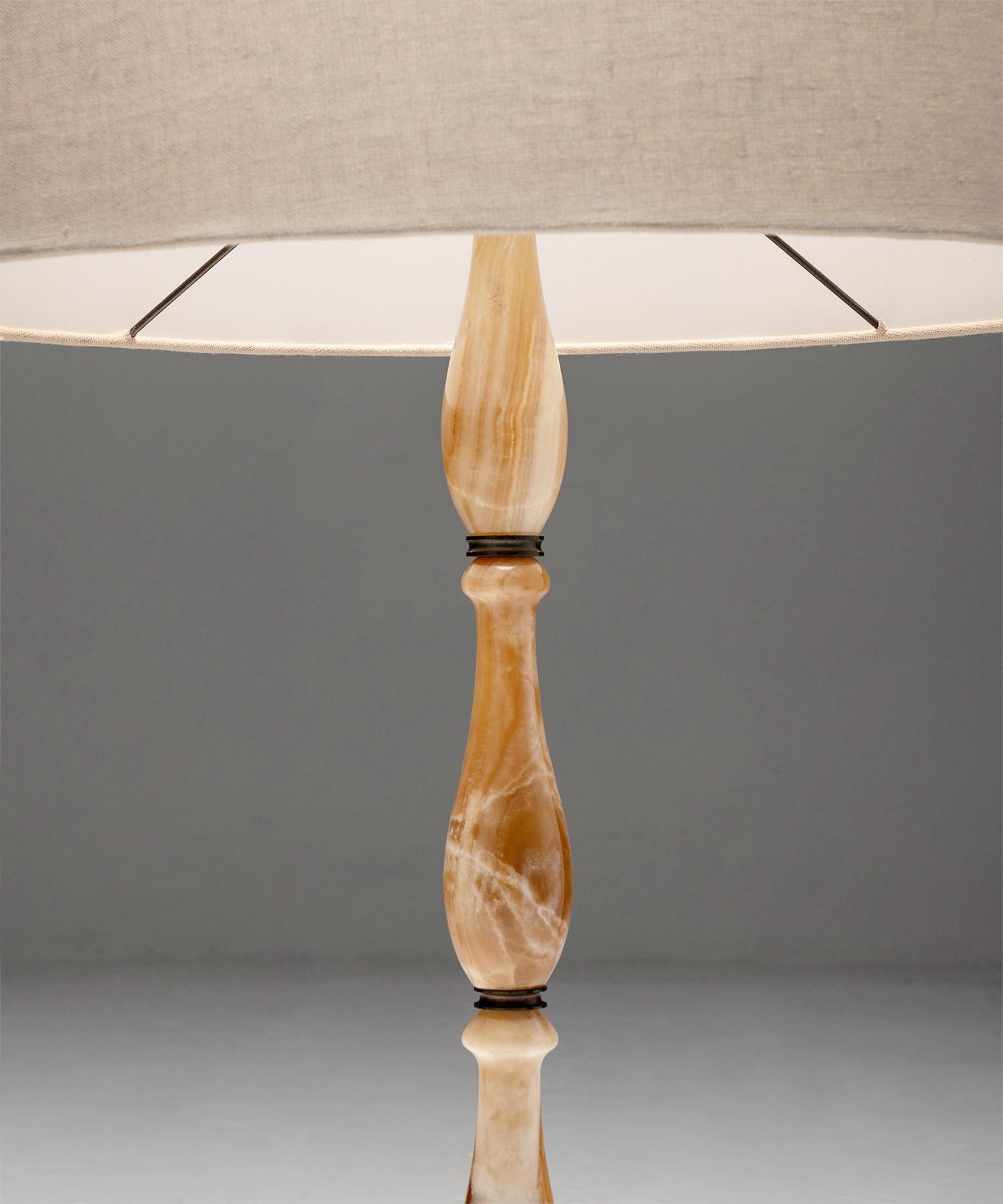 Onyx table lamp

Sweden Circa 1950

Carved and polished onyx with brass details and new linen shade.

Measures: 15
