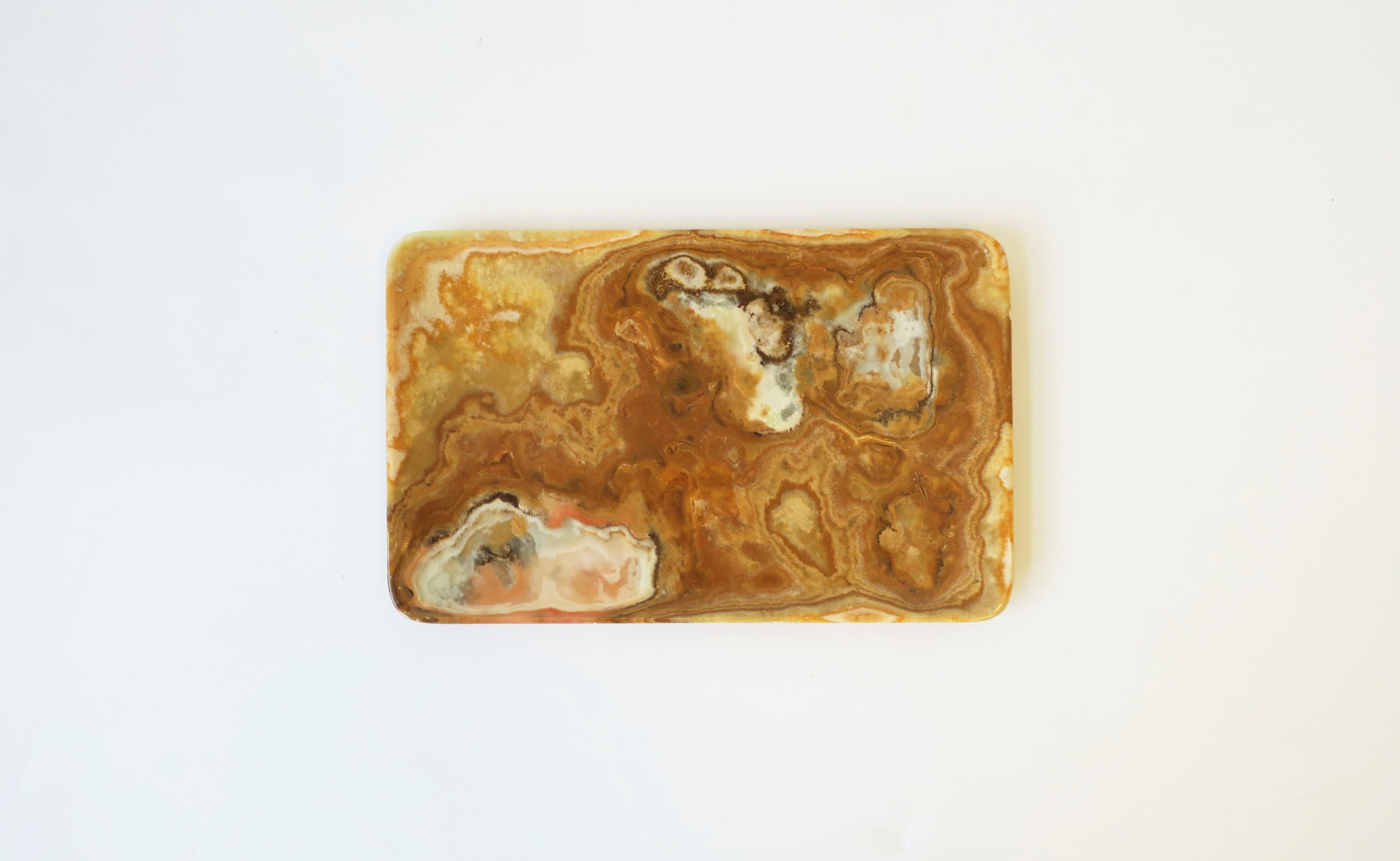 A beautiful onyx marble tray, dish, or vide-poche. Piece makes a nice catch-all for jewelry or other small items (e.g., coin change, keys, etc.,) for a desk, console, nightstand, or bathroom vanity area, etc. 

Piece measures: 7