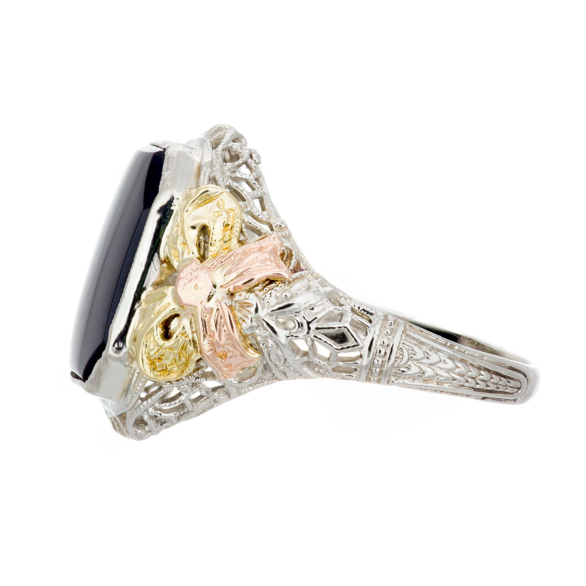 Onyx Tri-Color Gold Art Deco Filigree Ring In Good Condition For Sale In Stamford, CT