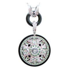 Colgante de ónix, tsavorita, diamantes, cristal de roca y oro blanco de 14 quilates.
