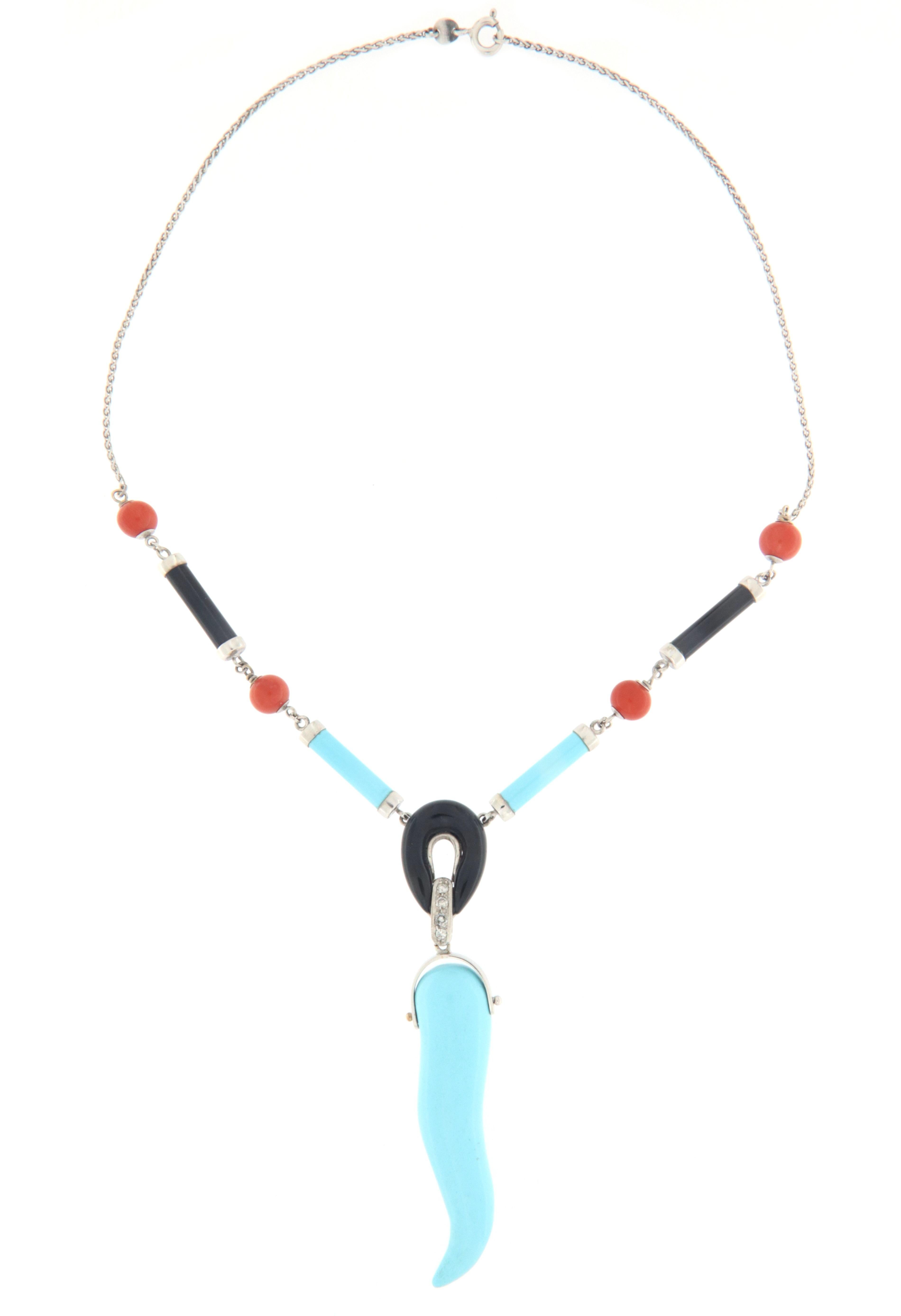 Superbe collier pendentif en or blanc 18 carats. Fait à la main par nos artisans assemblés avec des diamants, des barils d'onyx et de turquoise, des perles de corail et de la corne de turquoise.

Poids total du collier pendentif 21.40 grammes
Poids