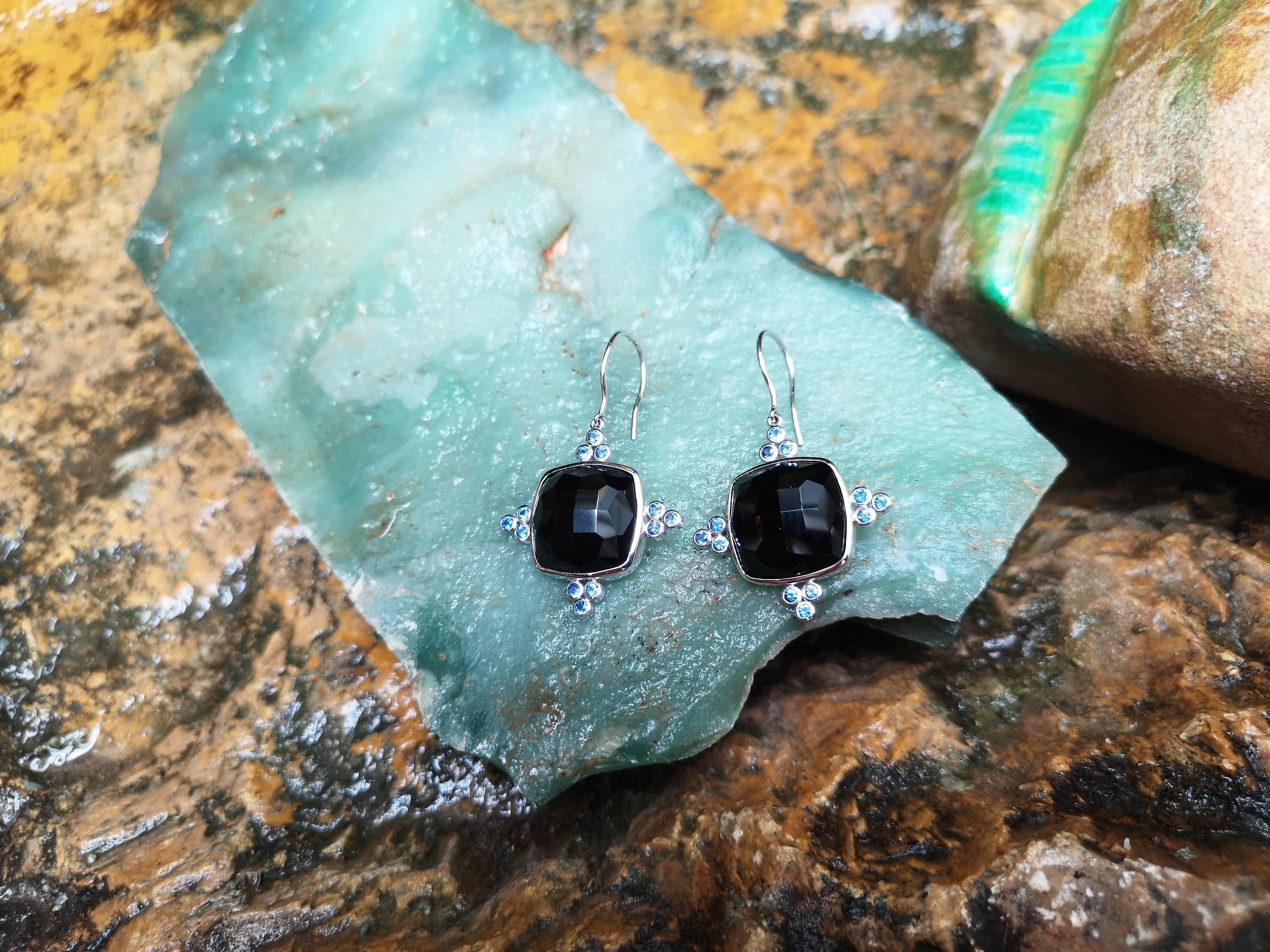 Onyx with Blue Sapphire Earrings Set in 18 Karat White Gold Settings In New Condition For Sale In Bangkok, TH