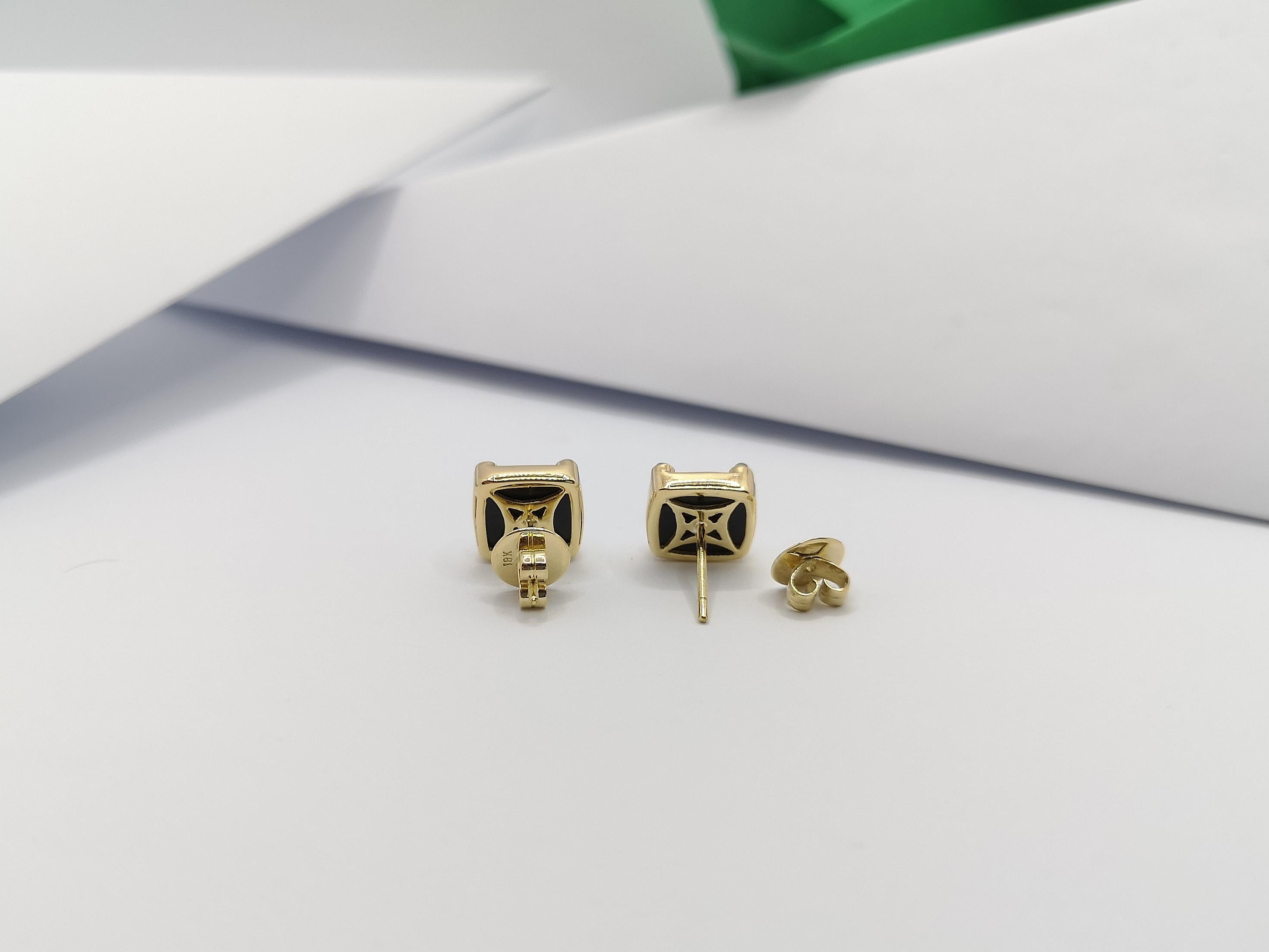 Onyx with Cabochon Emerald Earrings Set in 18 Karat Gold Settings In New Condition For Sale In Bangkok, TH