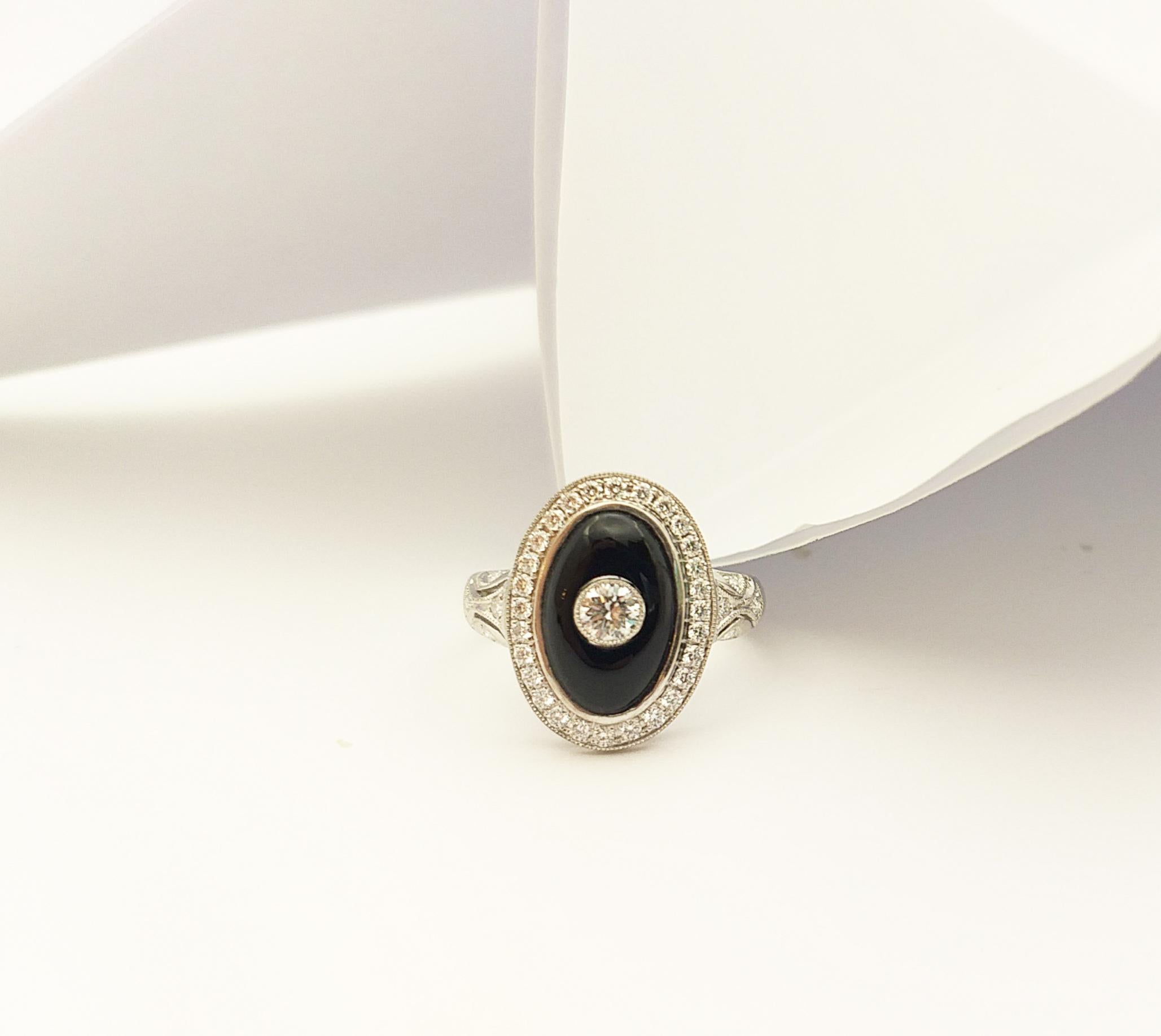 Bague en onyx et diamants sertie dans des montures en or blanc 18 carats en vente 9