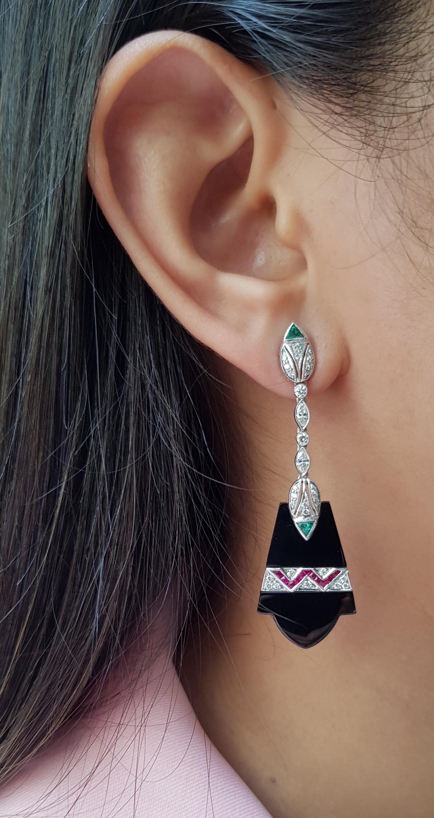 Onyx mit Smaragd 0,61 Karat, Rubin 0,67 Karat und Diamant 0,90 Karat Ohrringe in 18 Karat Weißgoldfassung

Breite: 1,8 cm
Länge: 5,8 cm 

