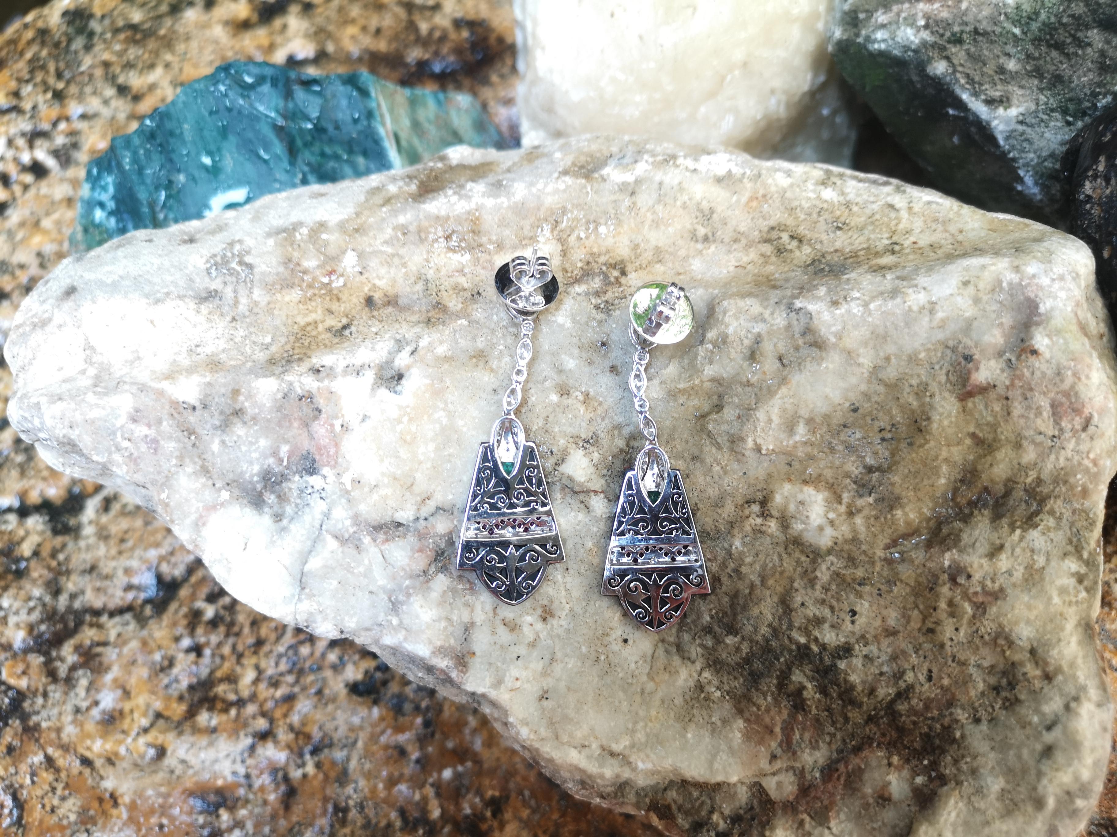 Onyx-Ohrringe mit Smaragd, Rubin und Diamant in 18 Karat Weißgoldfassung Damen im Angebot