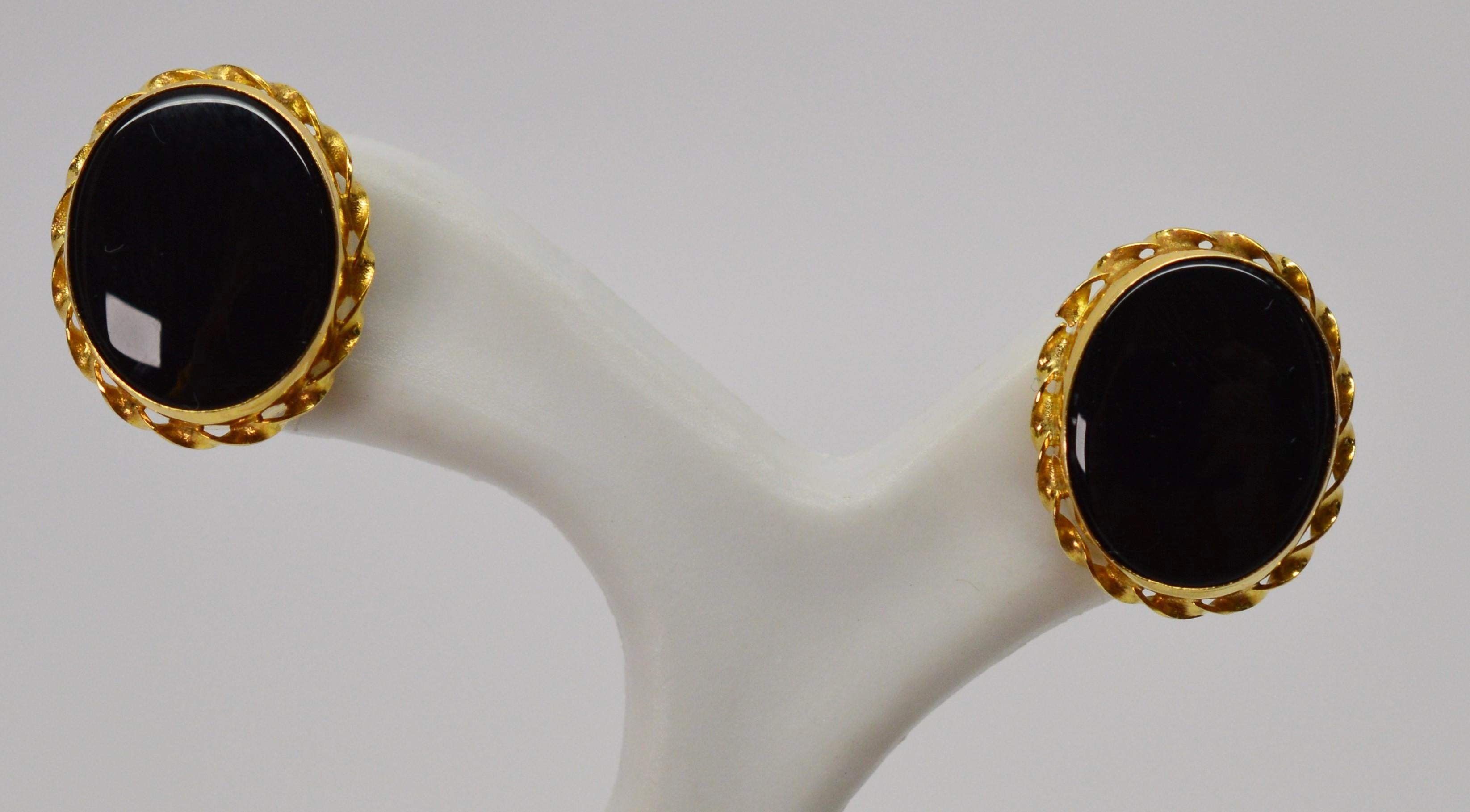 Onyx Yellow Gold Button Stud Earrings In Excellent Condition In Mount Kisco, NY
