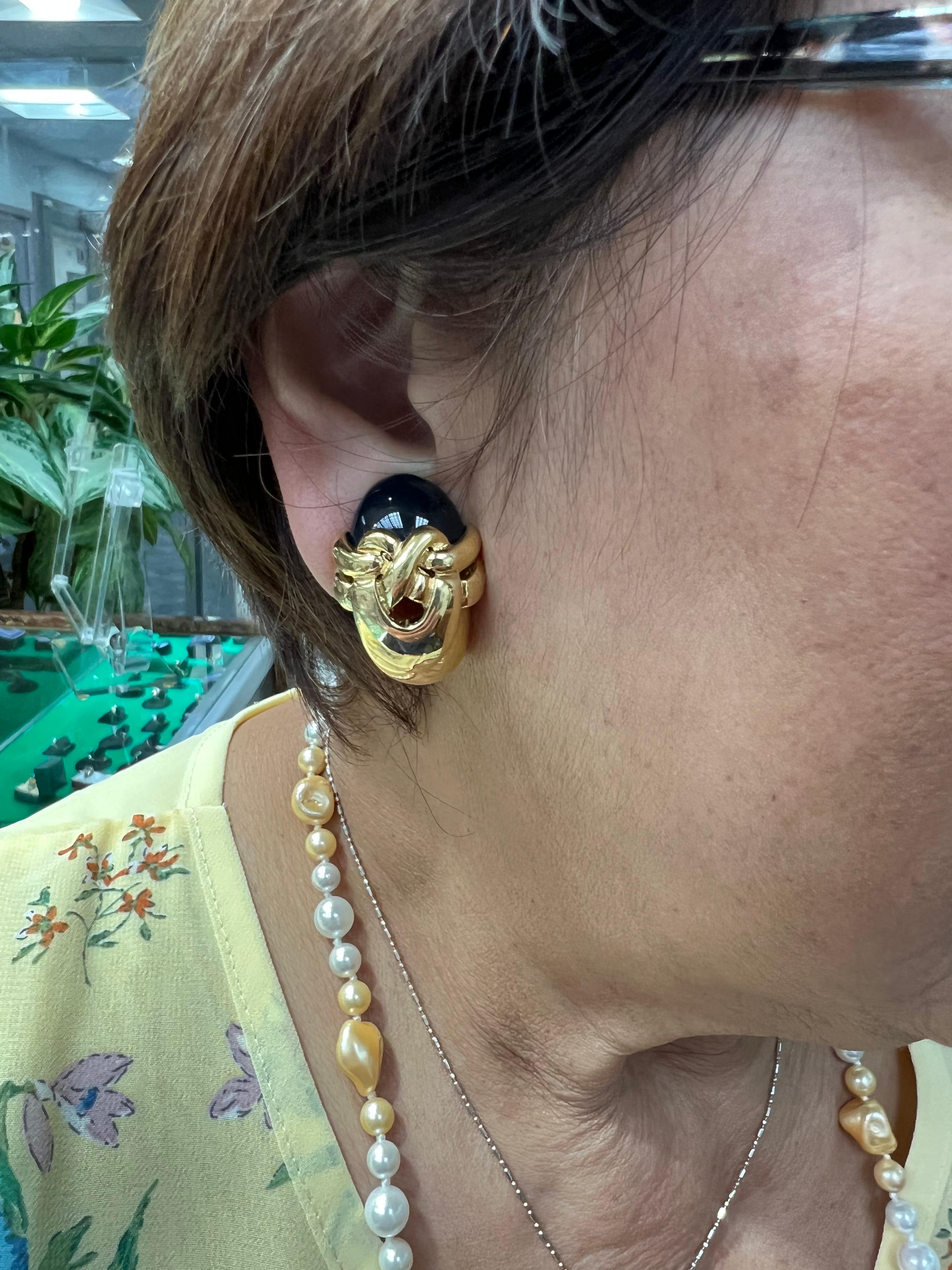 Boucles d'oreilles à clip en or jaune et onyx en vente 1