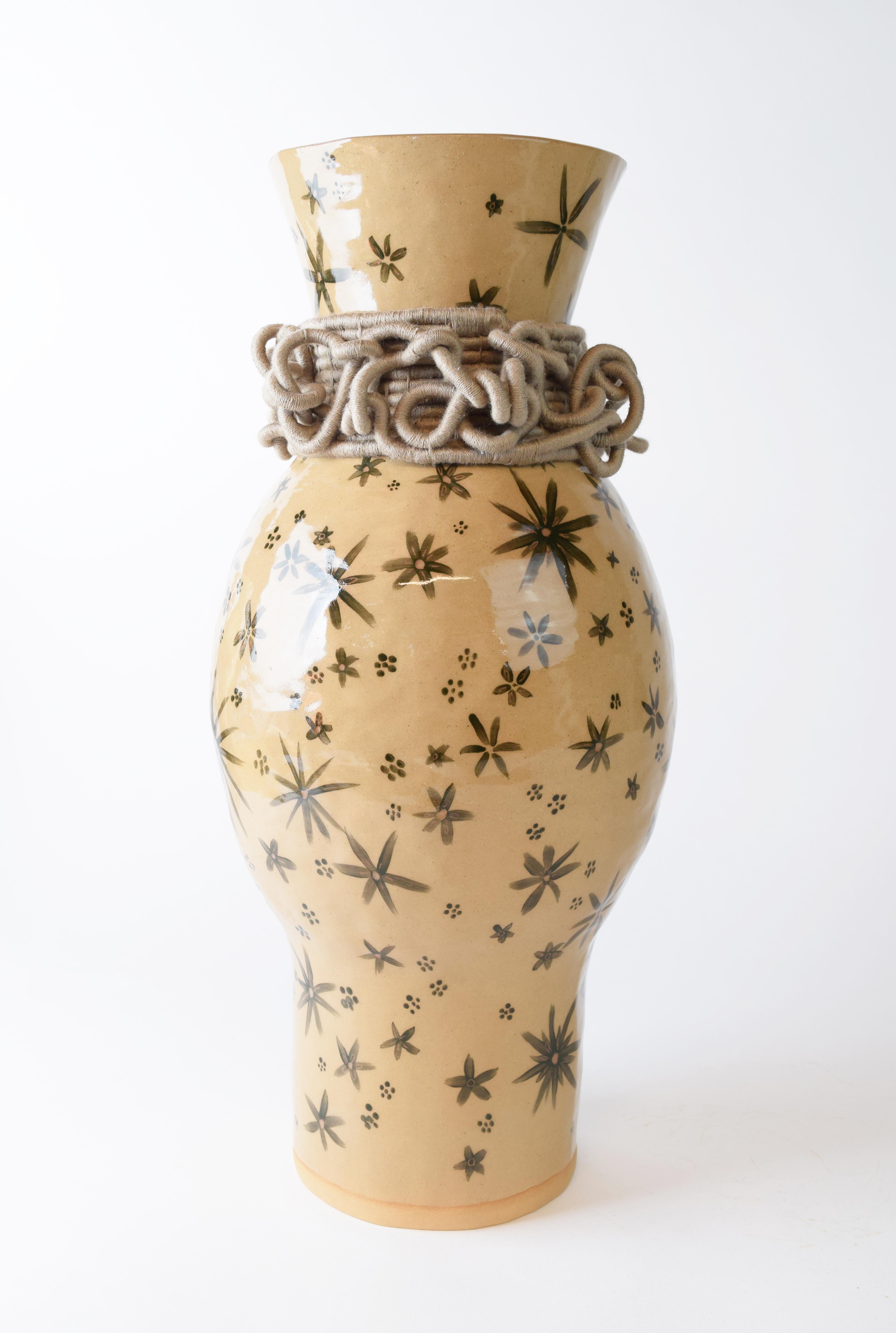 Organique OOAK Vase en céramique fait à la main #790 - Verre glacé vert olive, détails floraux en coton kaki en vente