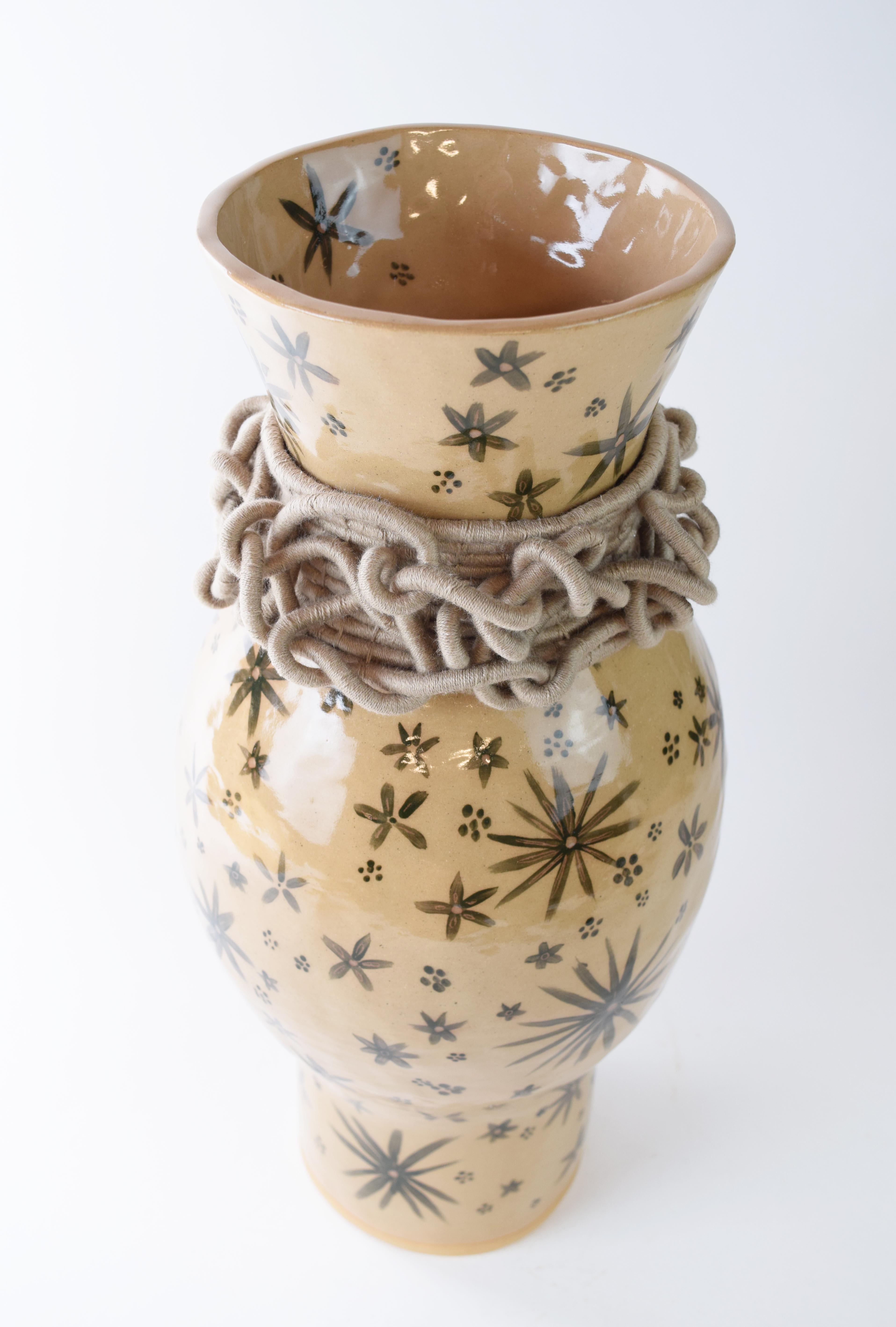 Américain OOAK Vase en céramique fait à la main #790 - Verre glacé vert olive, détails floraux en coton kaki en vente