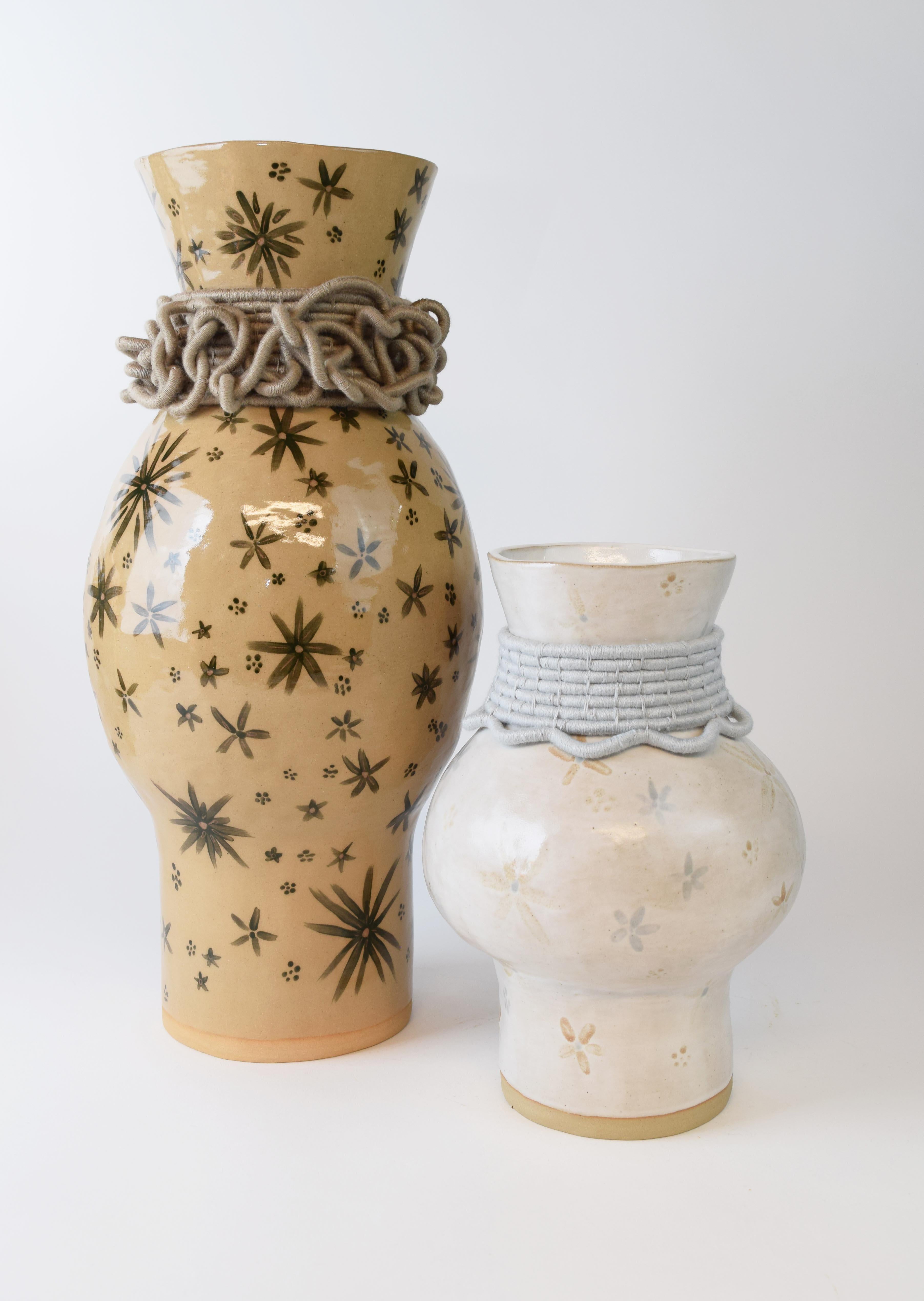 XXIe siècle et contemporain OOAK Vase en céramique fait à la main #790 - Verre glacé vert olive, détails floraux en coton kaki en vente
