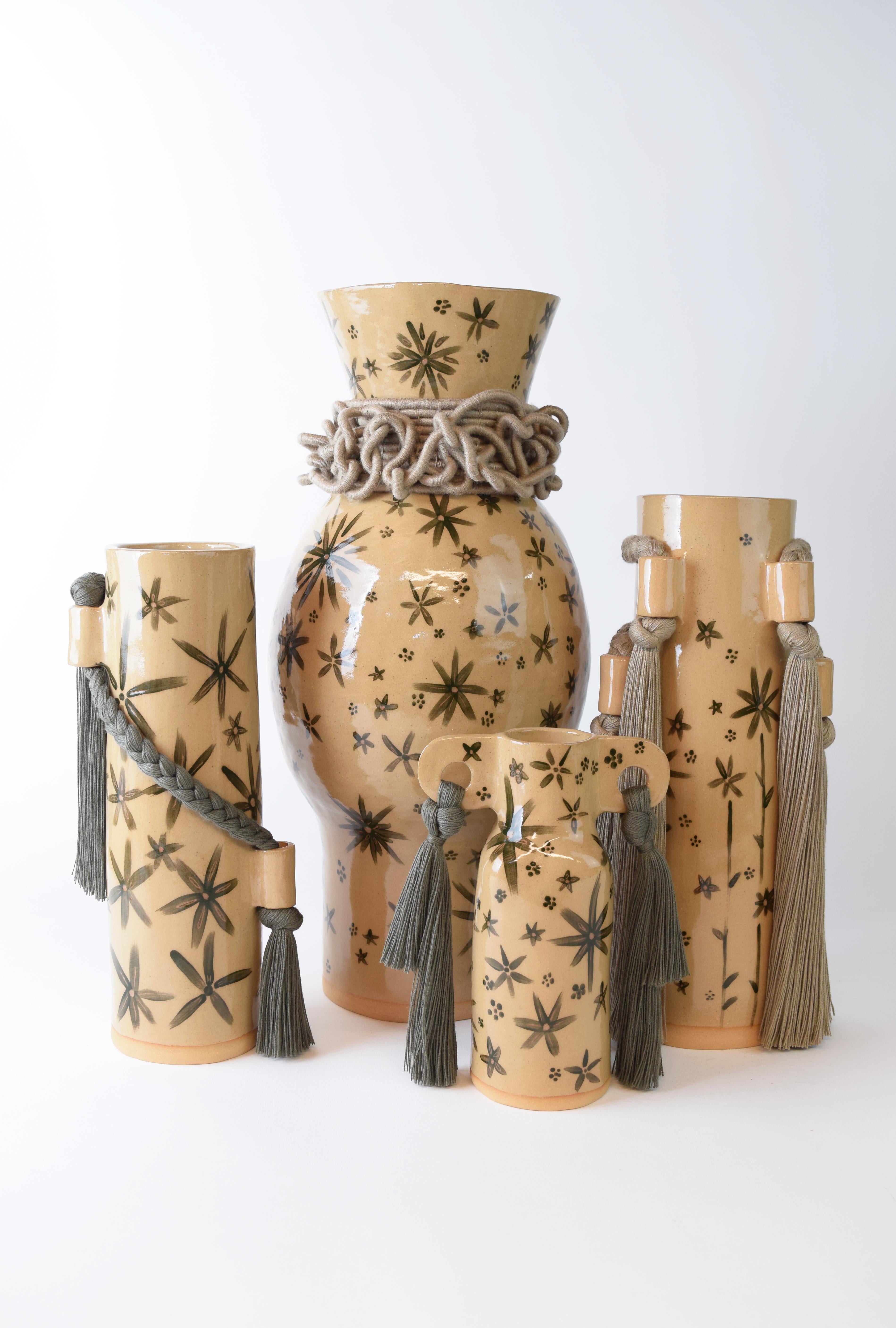 Céramique OOAK Vase en céramique fait à la main #790 - Verre glacé vert olive, détails floraux en coton kaki en vente