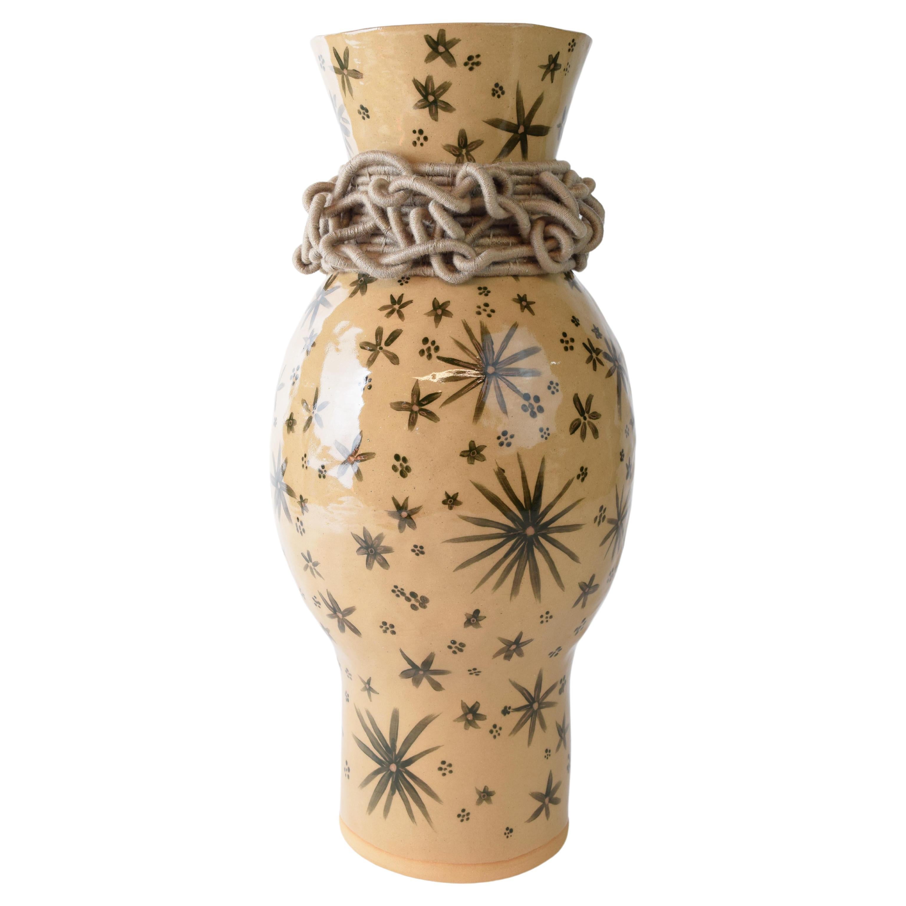 OOAK Vase en céramique fait à la main #790 - Verre glacé vert olive, détails floraux en coton kaki en vente