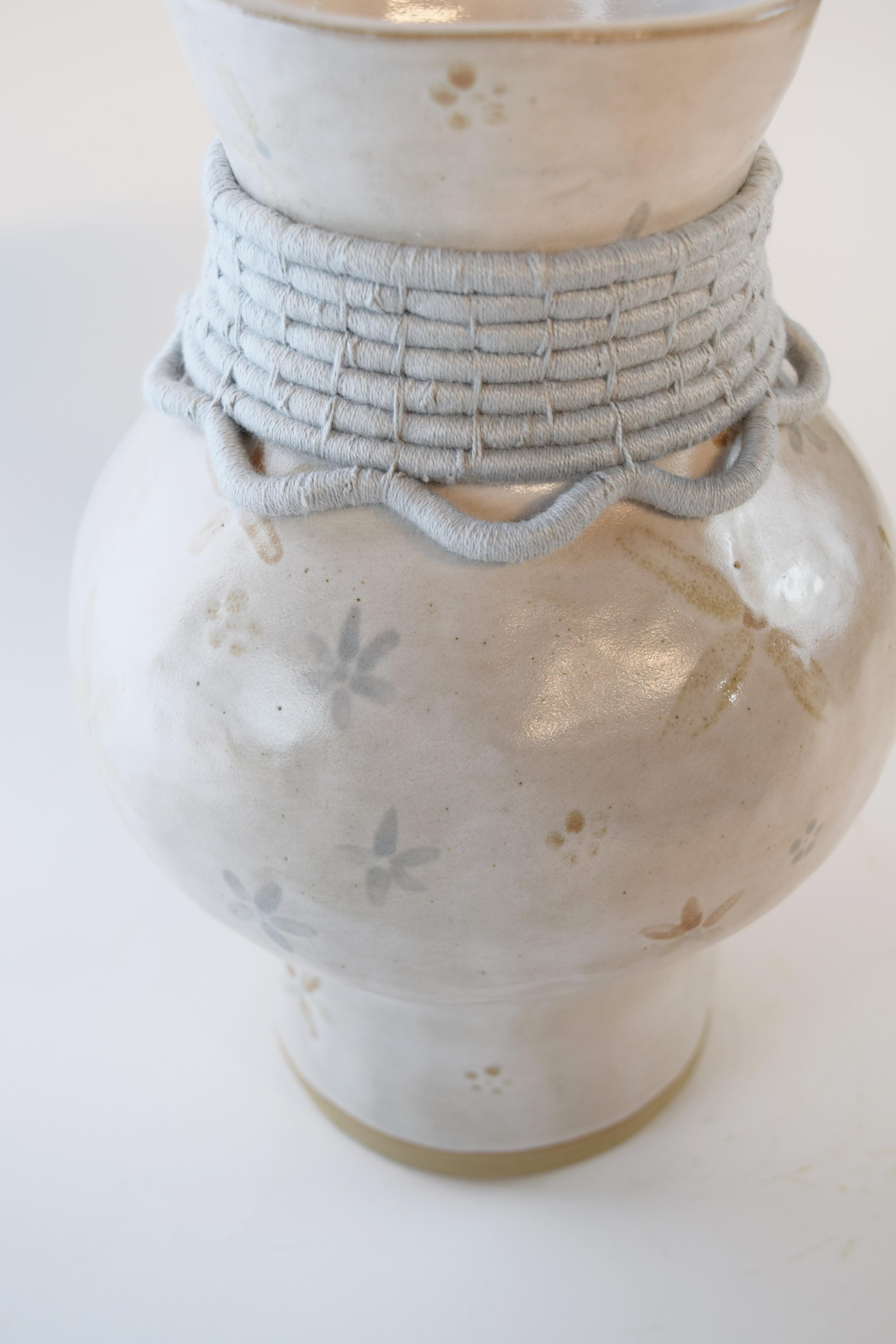 Organique OOAK Vase en céramique fait à la main #791 - Détails floraux et bleus clairs en coton émaillé à la main en vente