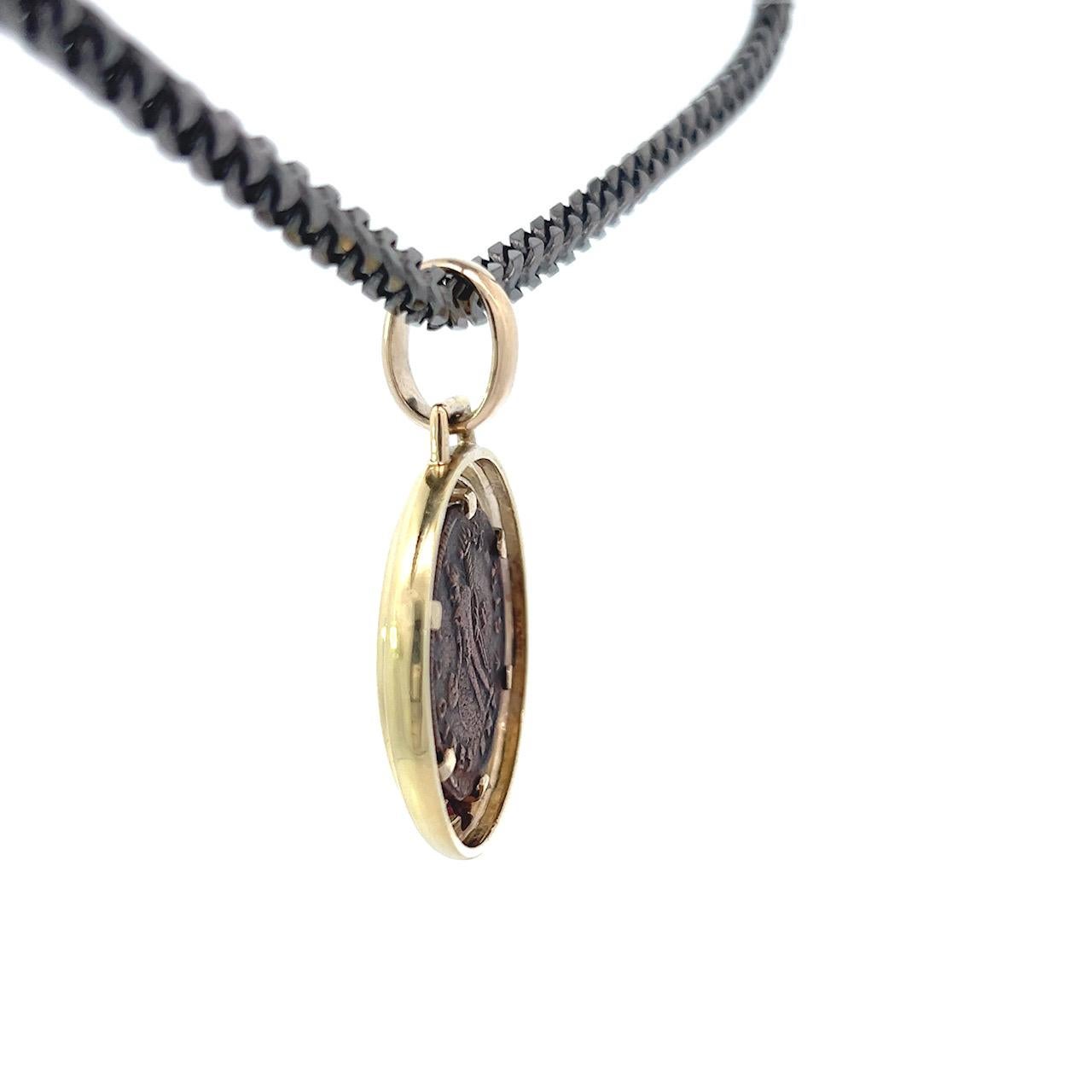 Taille carrée OOAK Pendentif ancienne pièce de monnaie romaine en bronze avec carré rubis en vente