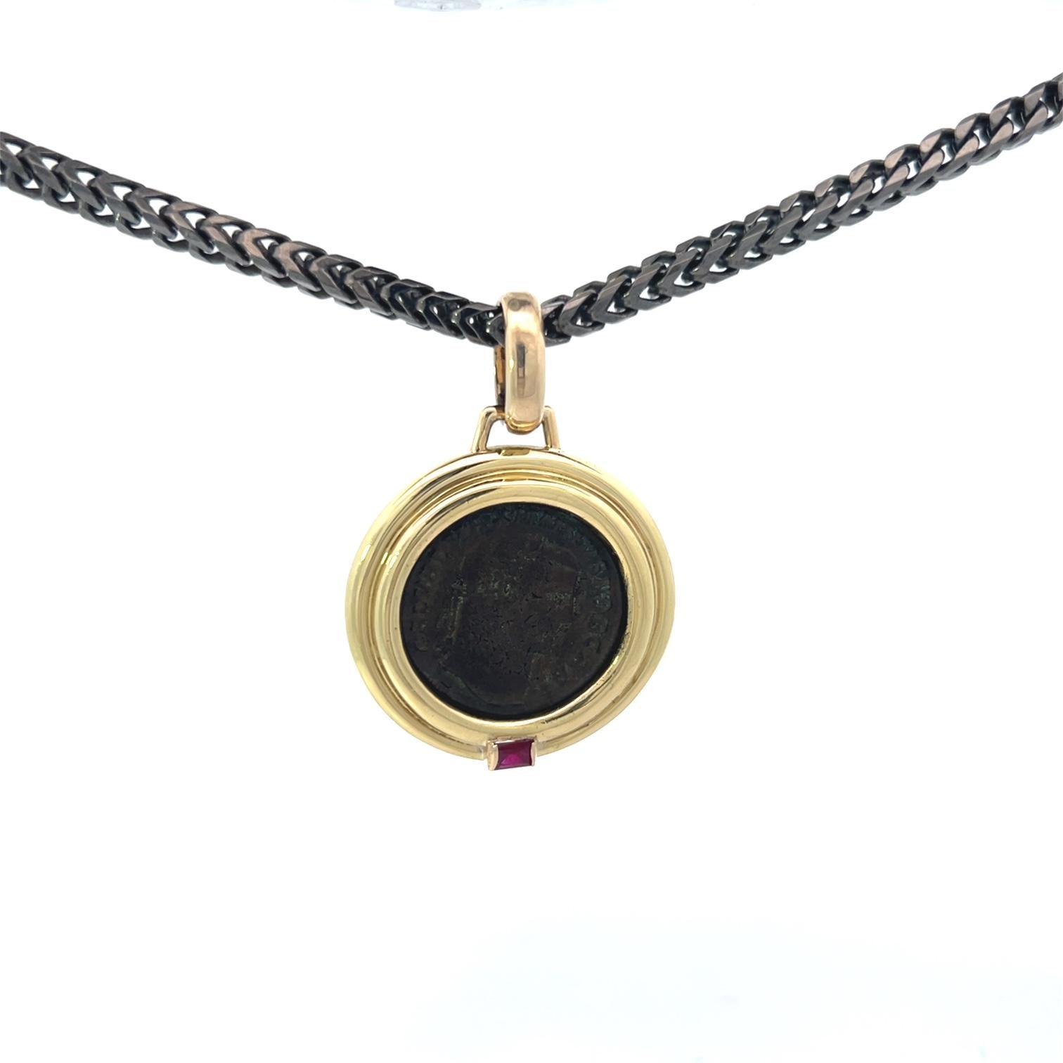 OOAK Pendentif ancienne pièce de monnaie romaine en bronze avec carré rubis Neuf - En vente à New York, NY