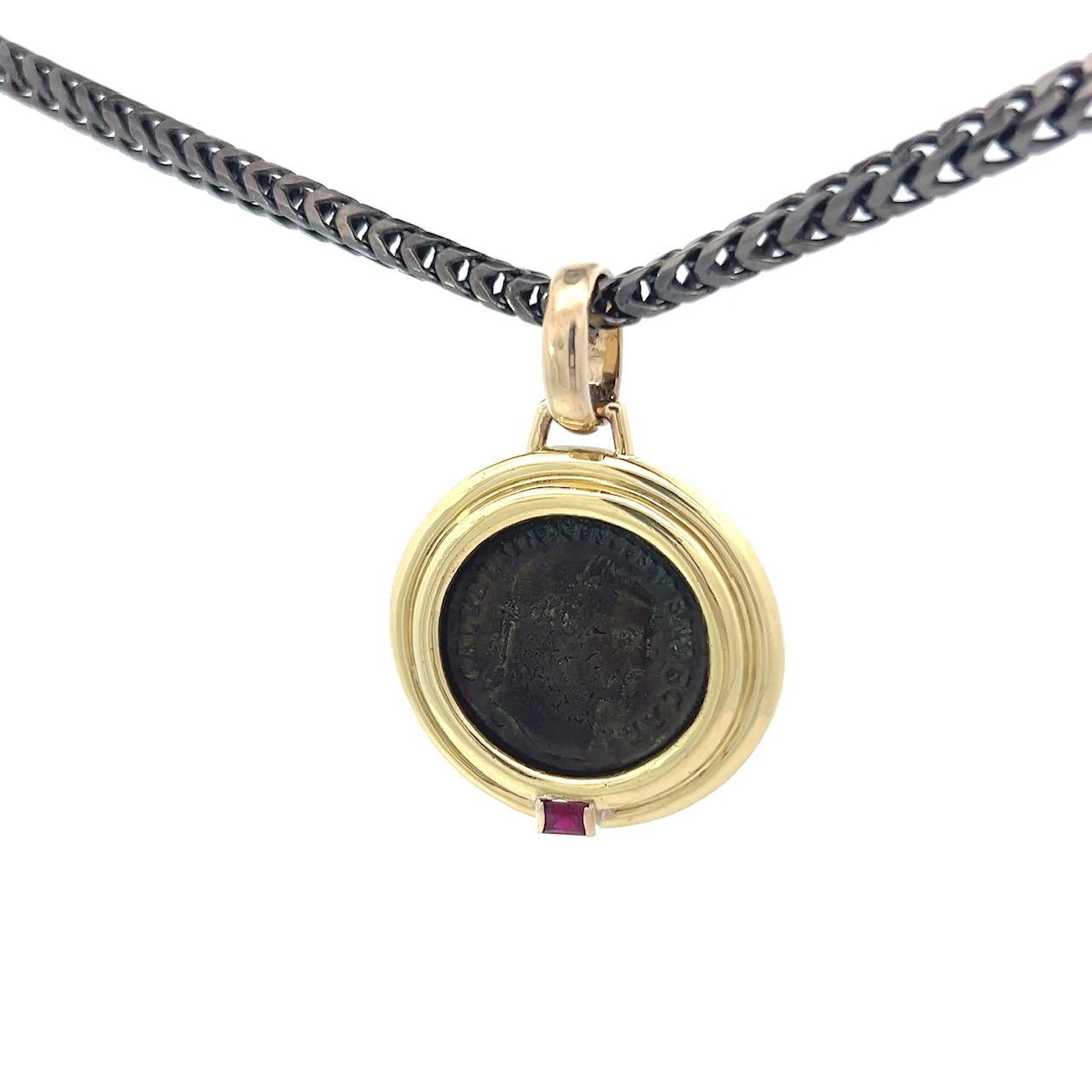 OOAK Pendentif ancienne pièce de monnaie romaine en bronze avec carré rubis Unisexe en vente