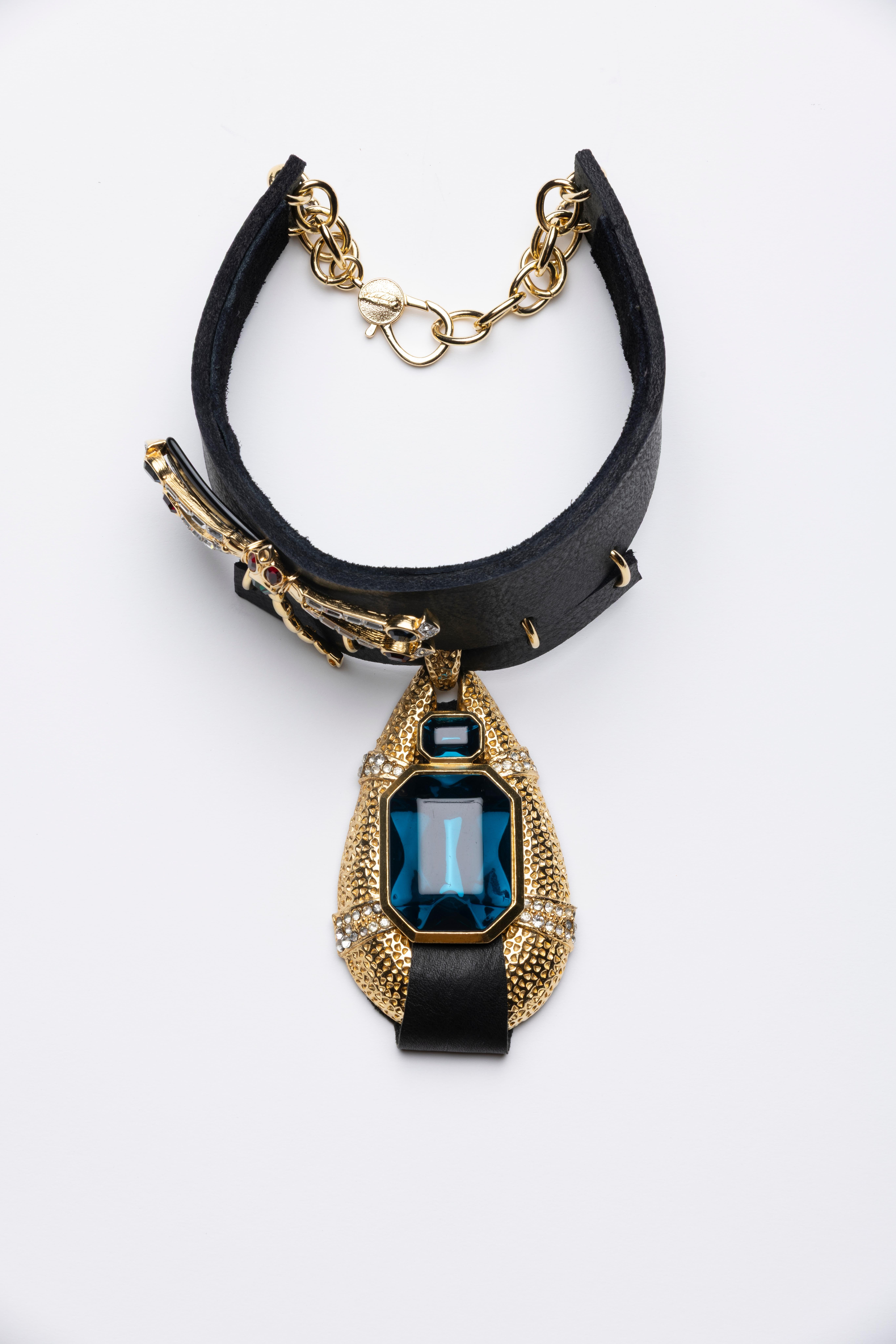 House of Shazzar - Una collezione di gioielli con componenti e hardware vintage rielaborati e trasformati in cimeli d'arte da indossare unici nel loro genere.  
Questa collana in pelle nera rielaborata in un unico esemplare presenta una raffinata