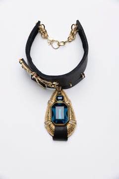 OOAK Collana girocollo in pelle a forma di libellula d'epoca rielaborata con tonalità dorata