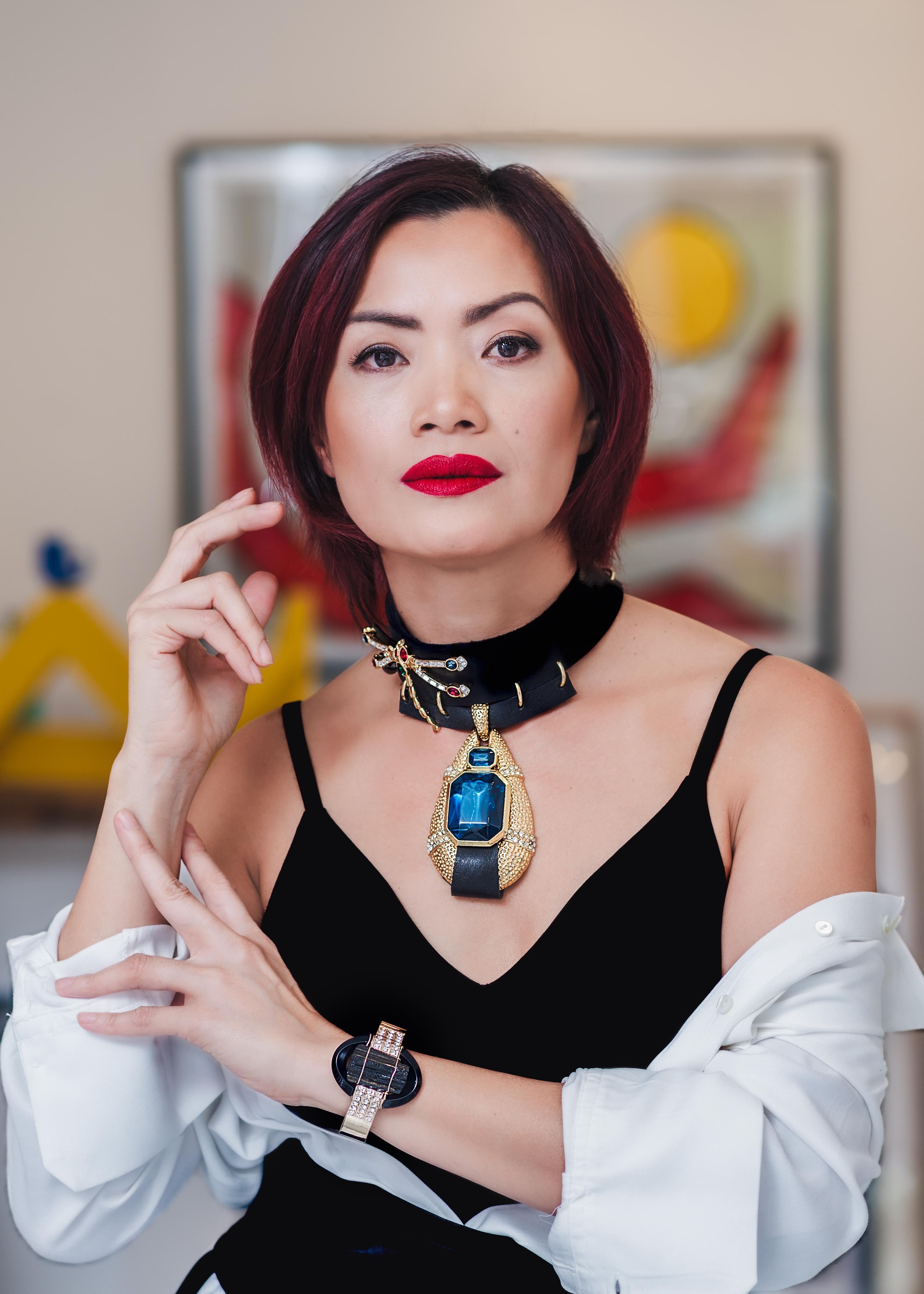 Artigiano OOAK Collana girocollo in pelle a forma di libellula d'epoca rielaborata con tonalità dorata in vendita