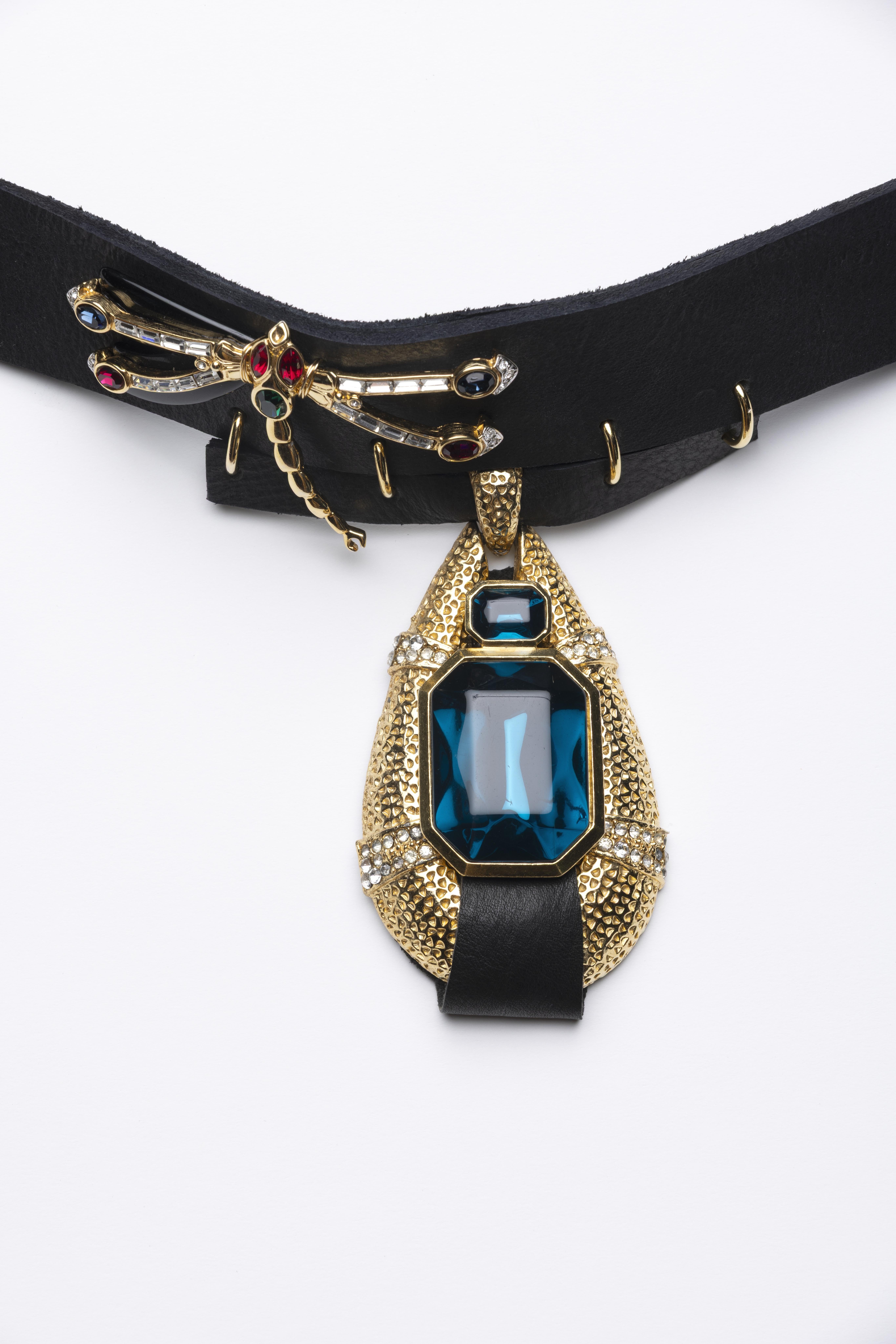 Taglio misto OOAK Collana girocollo in pelle a forma di libellula d'epoca rielaborata con tonalità dorata in vendita