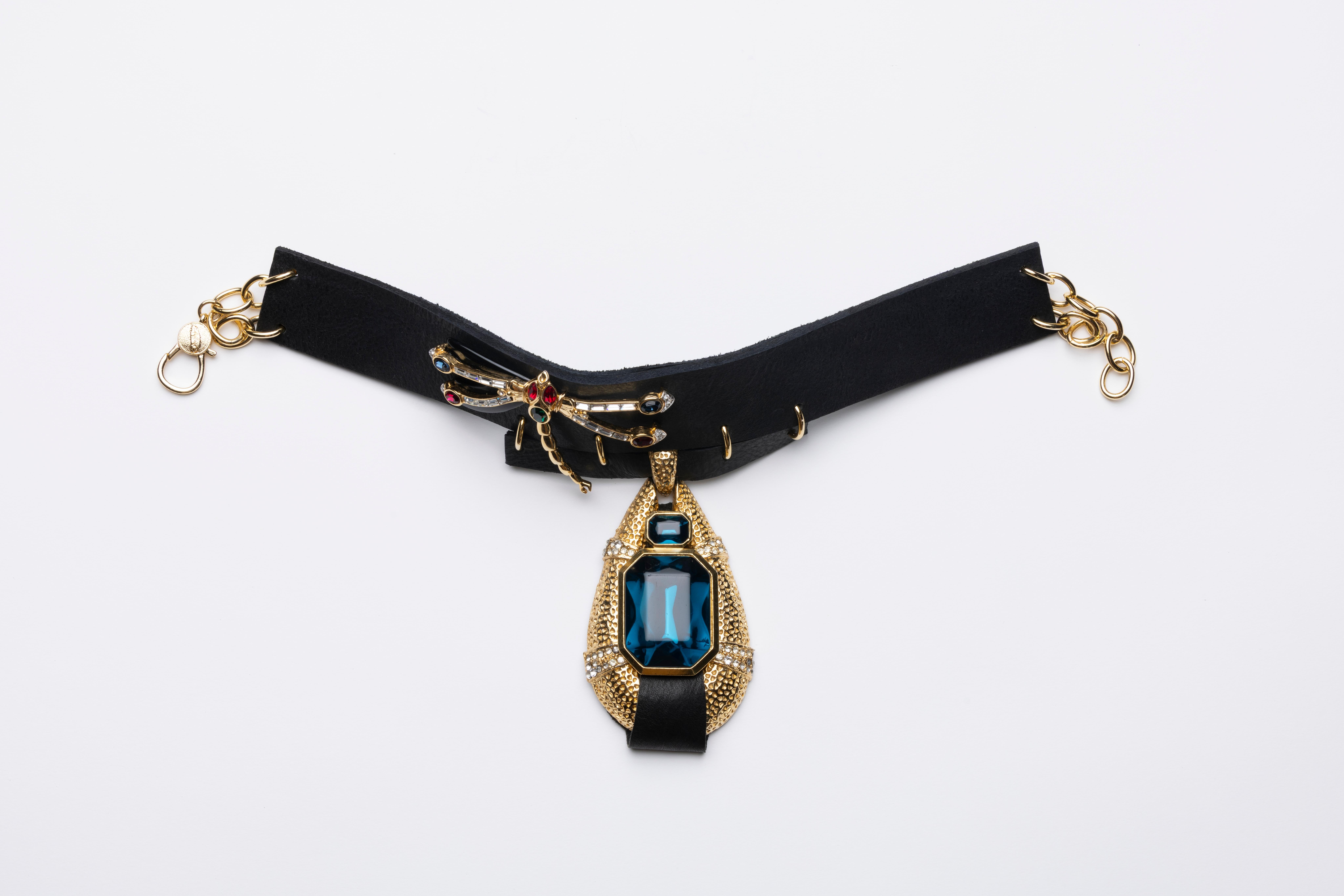 OOAK Collana girocollo in pelle a forma di libellula d'epoca rielaborata con tonalità dorata In condizioni buone in vendita a St. Louis, MO