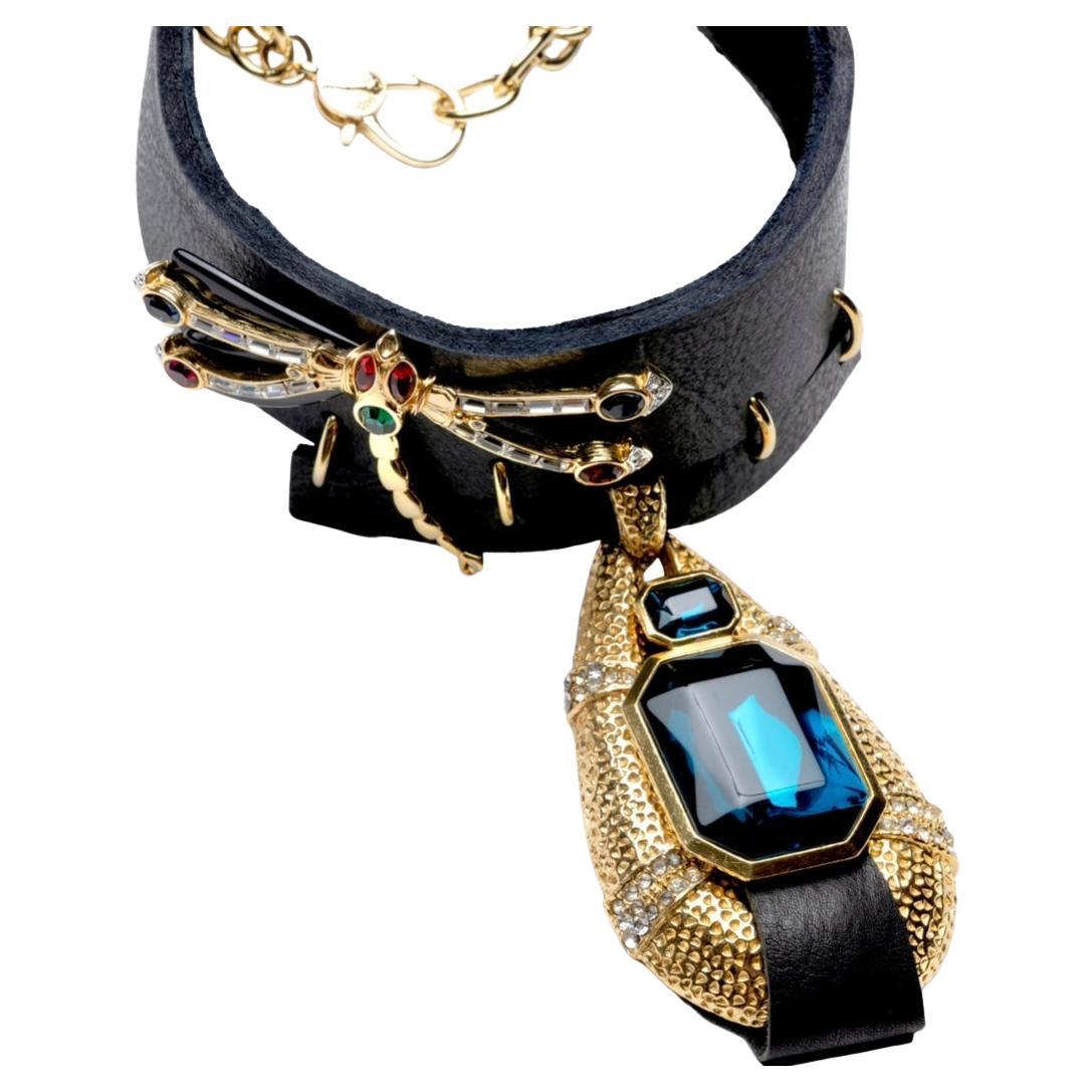 Donna OOAK Collana girocollo in pelle a forma di libellula d'epoca rielaborata con tonalità dorata in vendita