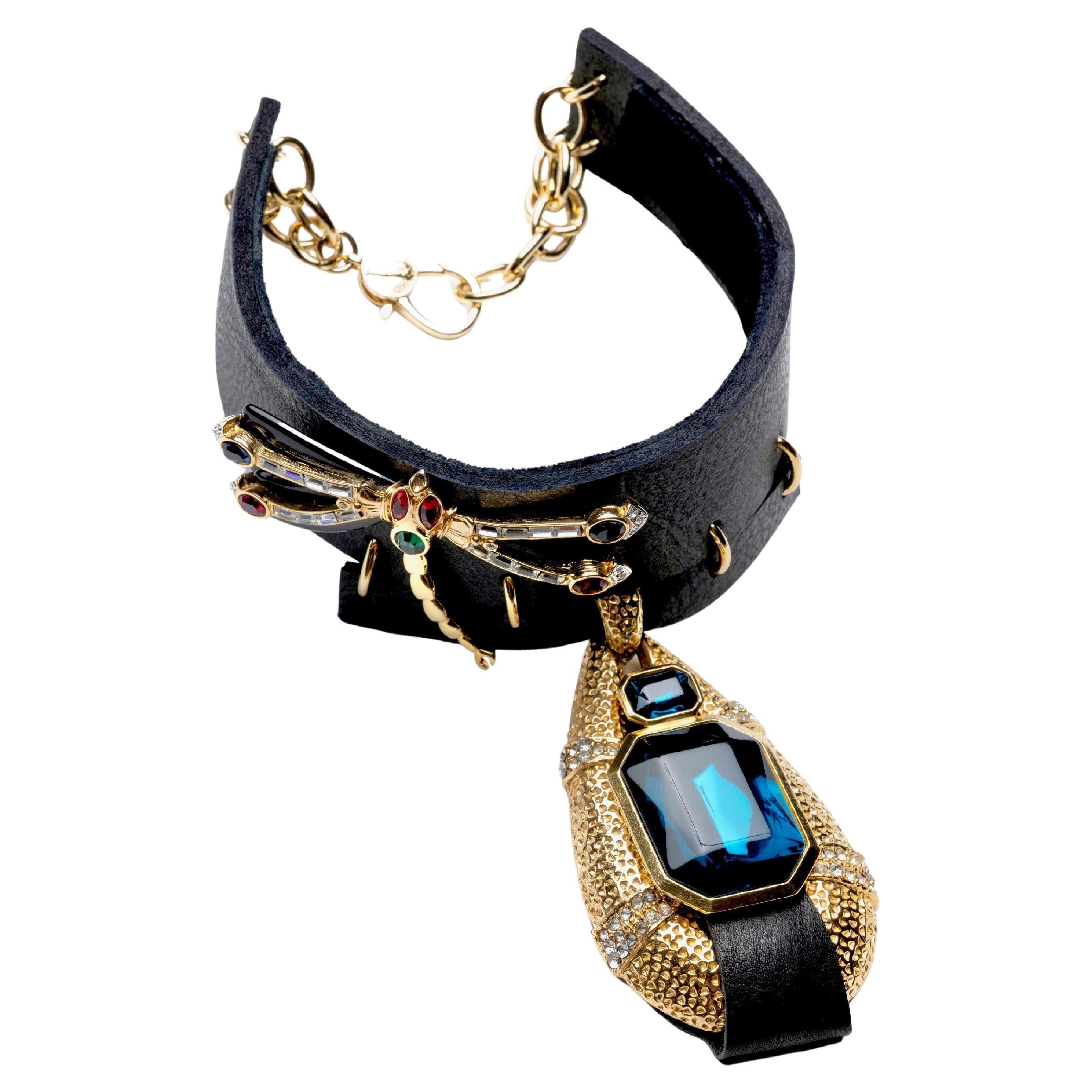 OOAK Collana girocollo in pelle a forma di libellula d'epoca rielaborata con tonalità dorata in vendita