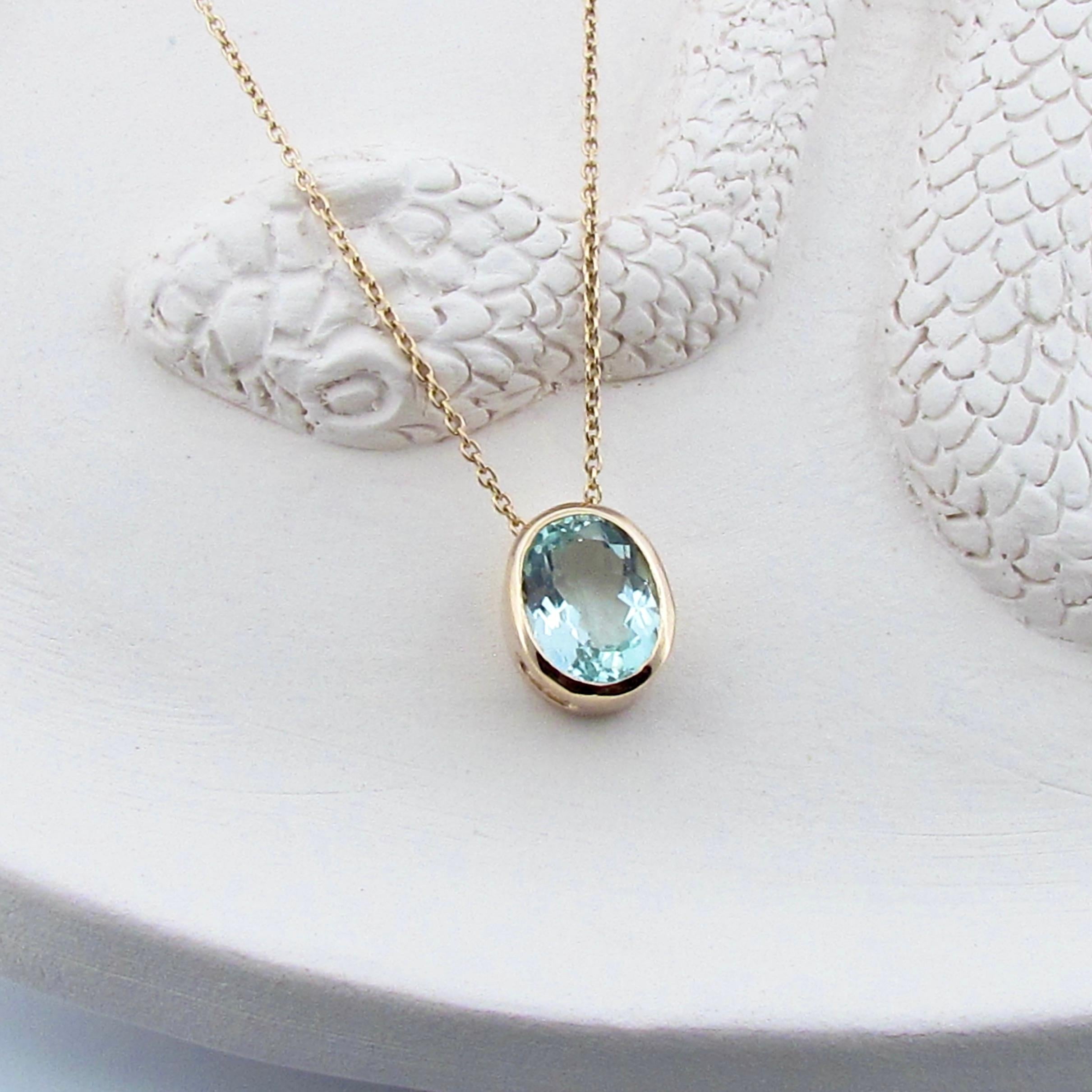 Contemporary OOAK Yellow Gold Oval 2.05ct Aquamarine Necklace For Sale