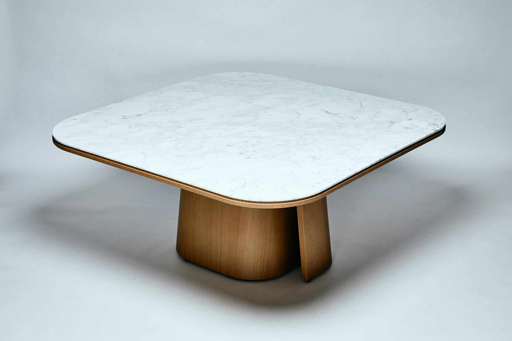 La table OOMA reflète la recherche par Reda Amalou d'un équilibre parfait entre une ligne pure et le souci du détail. Les proportions de l'élégant plateau en marbre très fin, avec ses subtils détails de bordure, contrastent avec les solides pieds en